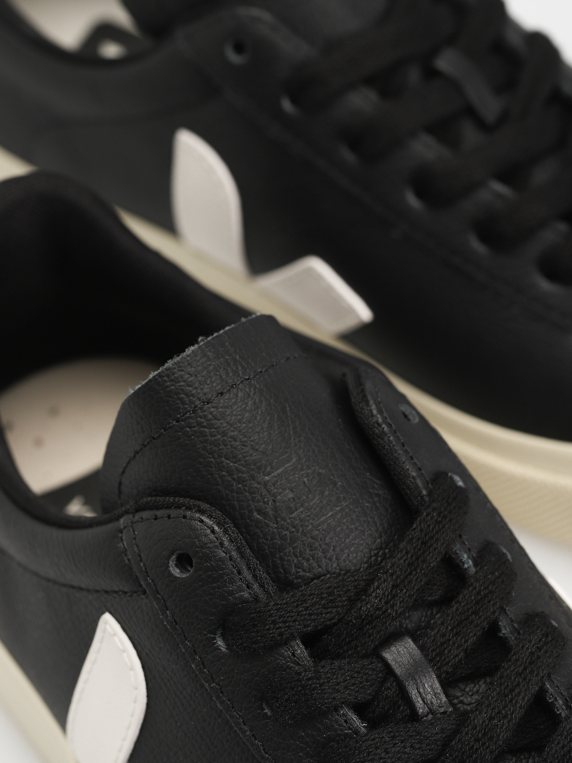 Обувки Veja Campo Wmn (black white)