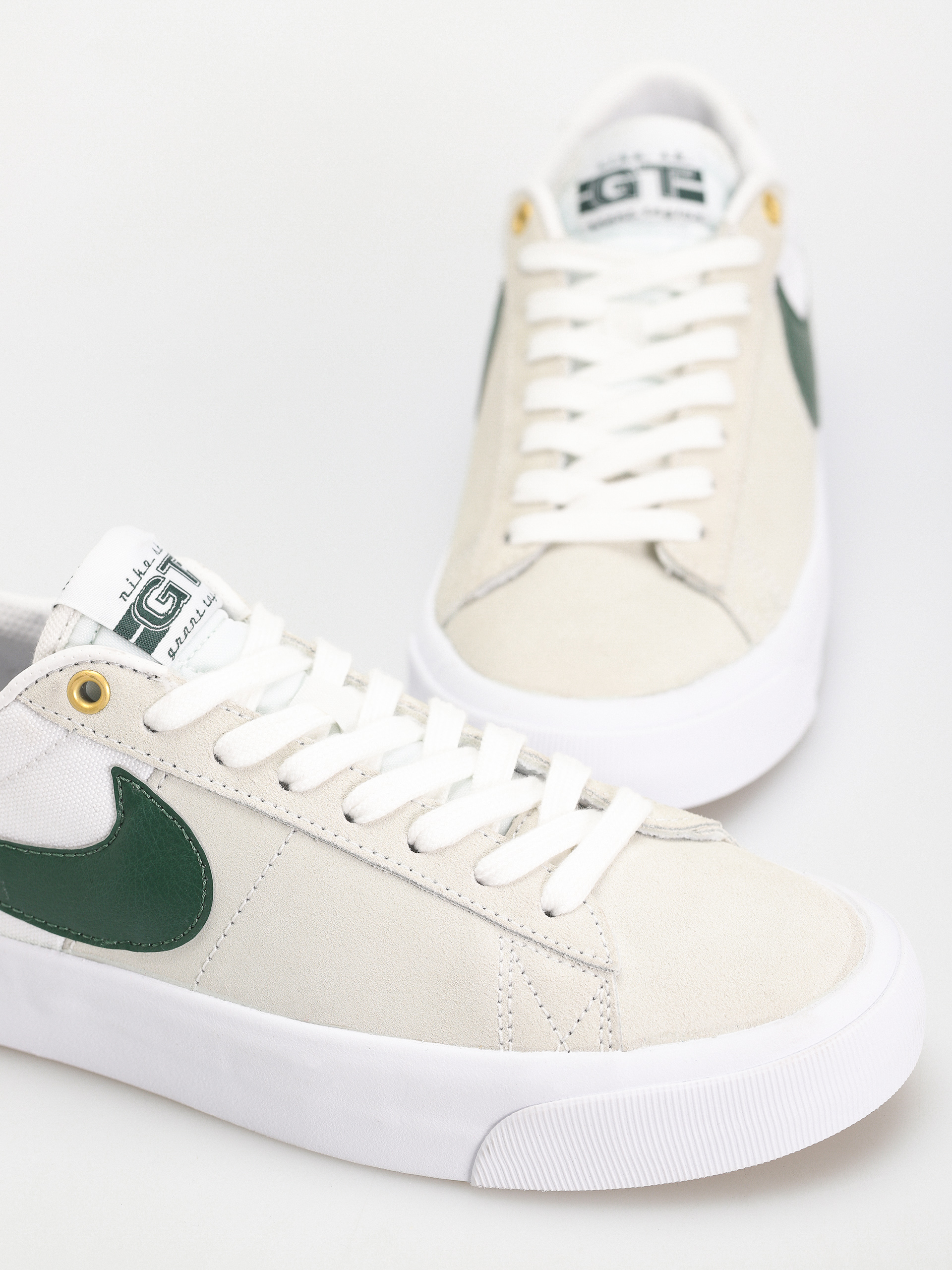 Обувки Nike SB Zoom Blazer Low Pro Gt (white/fir white gum light brown)