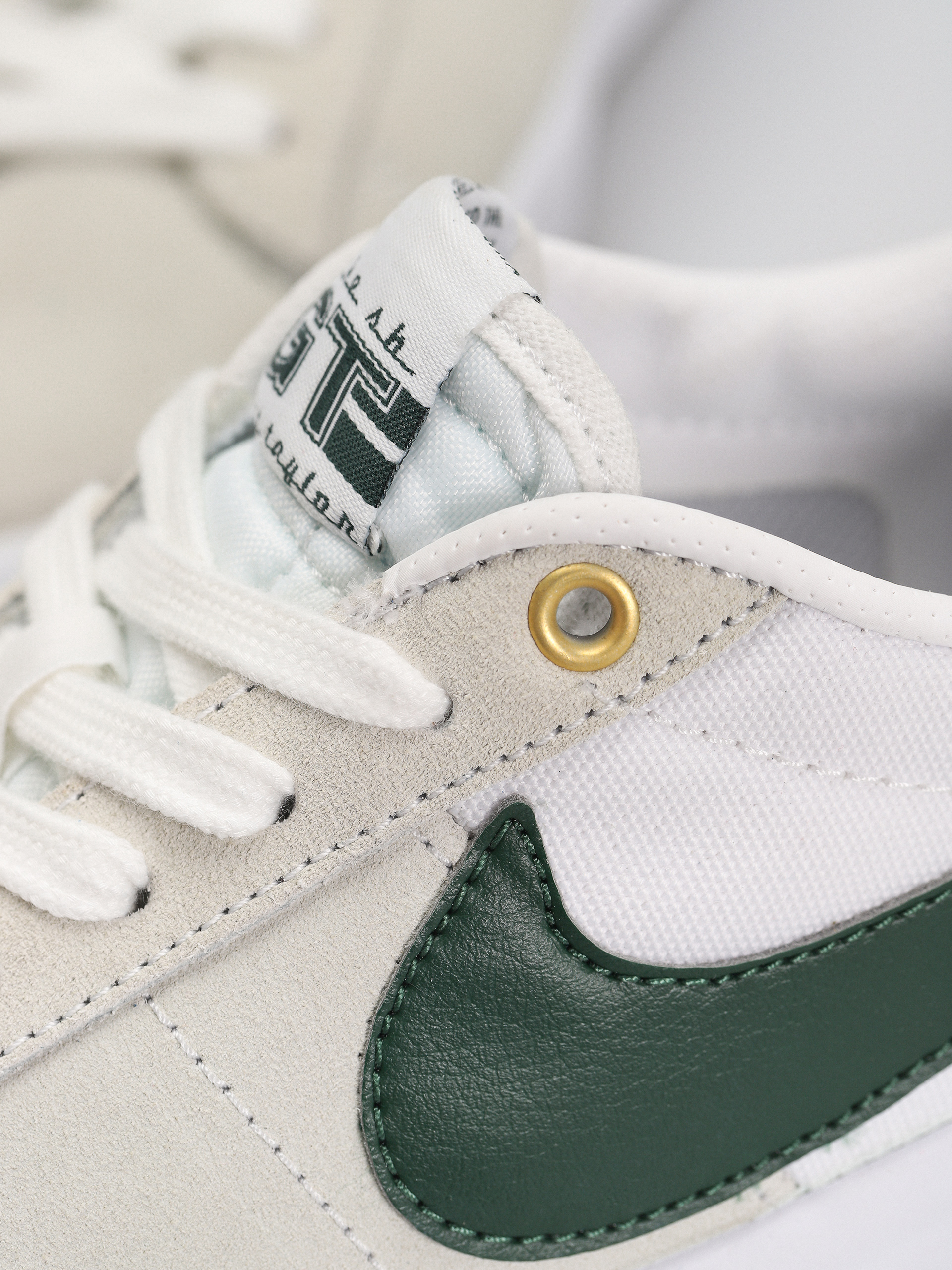 Обувки Nike SB Zoom Blazer Low Pro Gt (white/fir white gum light brown)