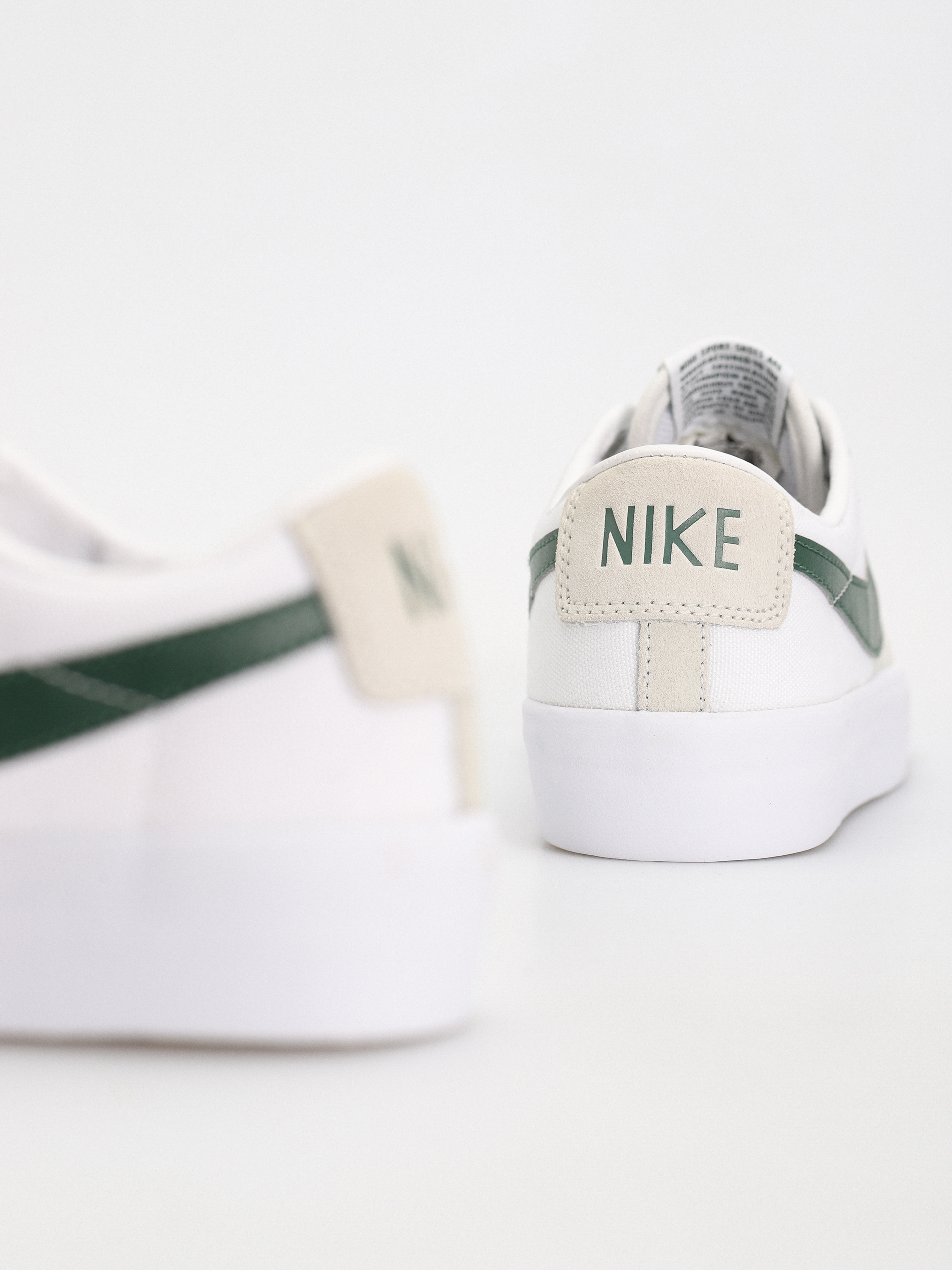 Обувки Nike SB Zoom Blazer Low Pro Gt (white/fir white gum light brown)