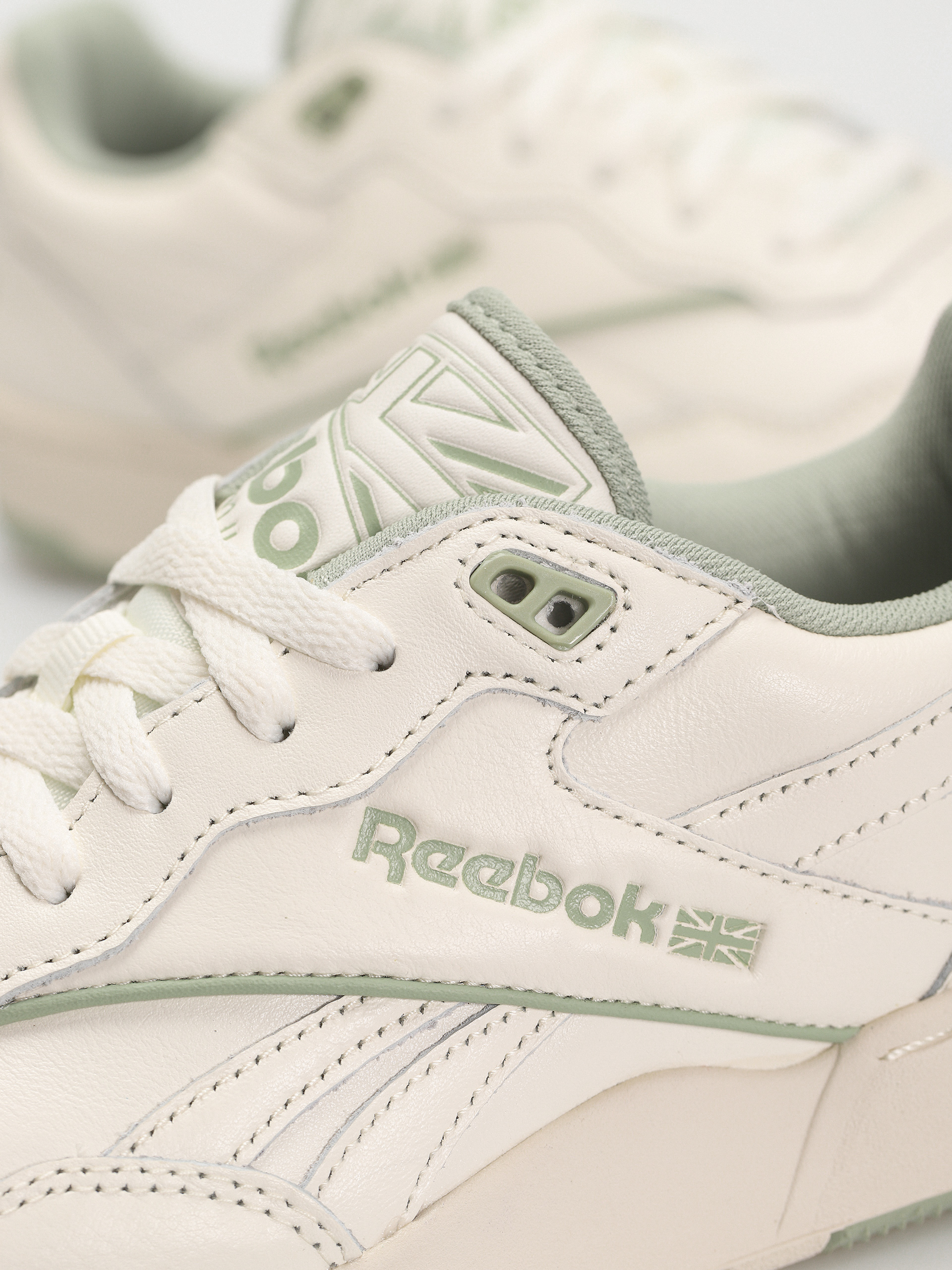 Обувки Reebok BB 4000 II Wmn (chalk/vingre/pugry2)