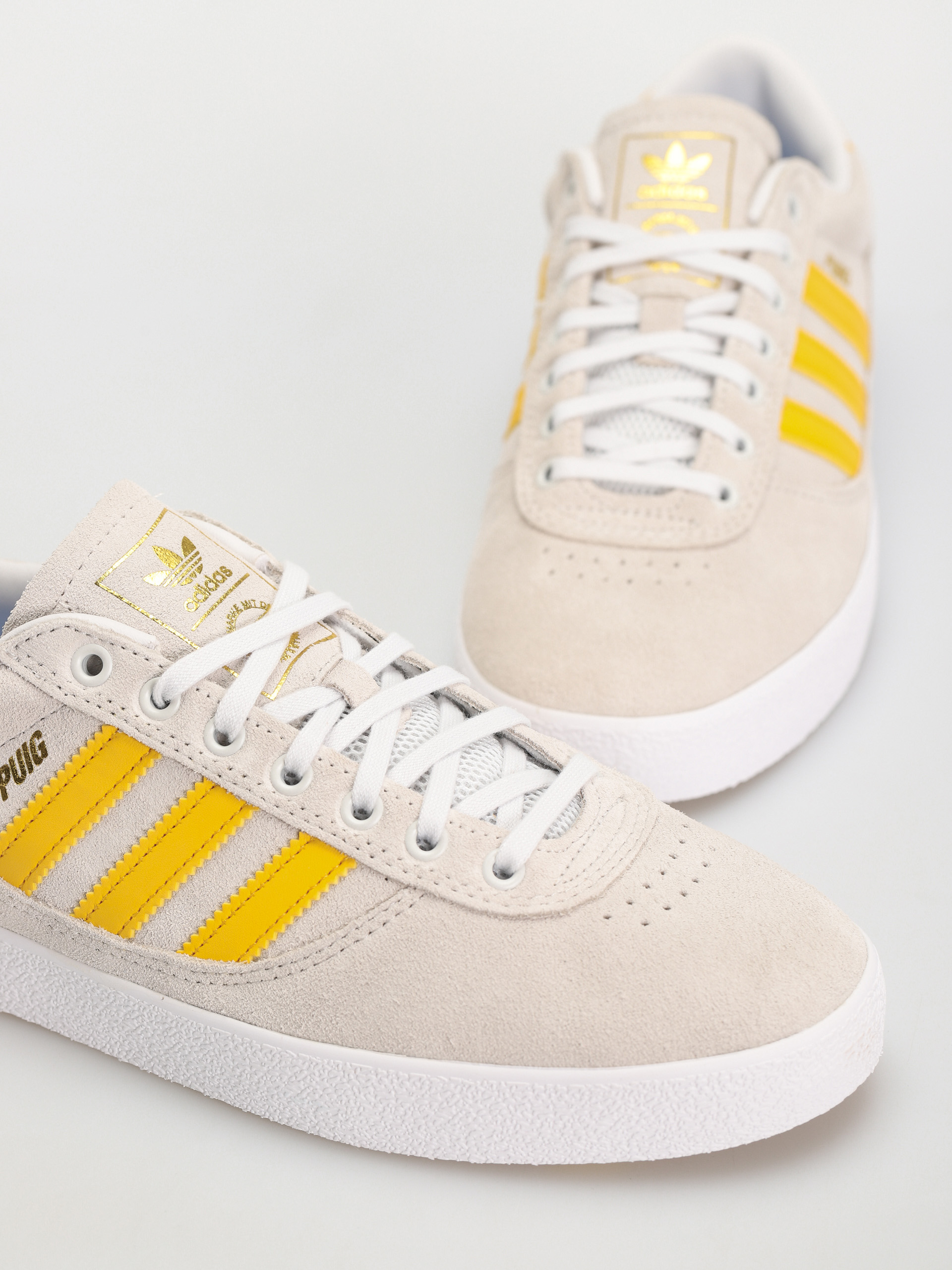 Обувки adidas Puig Indoor (crywht/bogold/ftwwht)