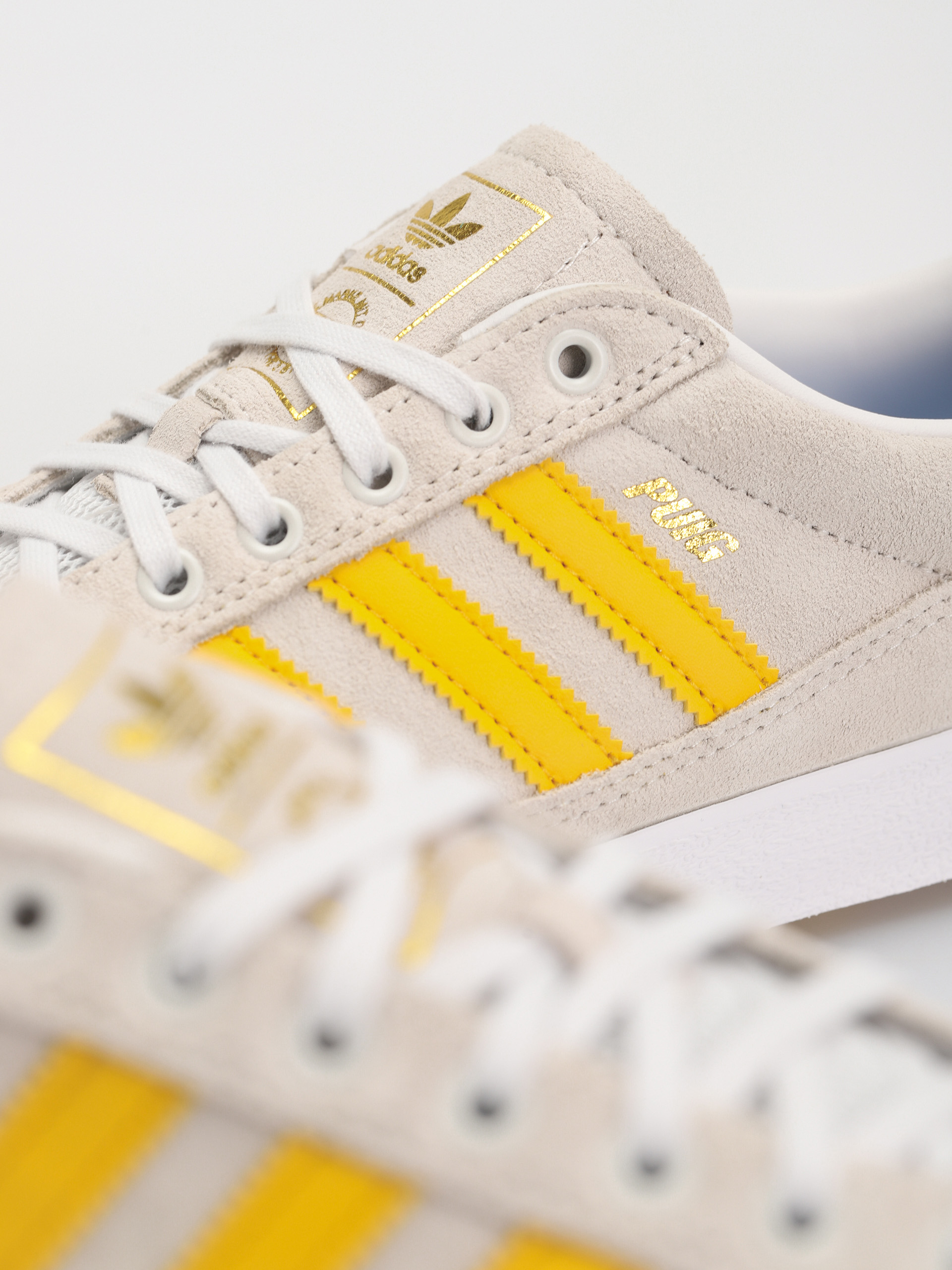 Обувки adidas Puig Indoor (crywht/bogold/ftwwht)