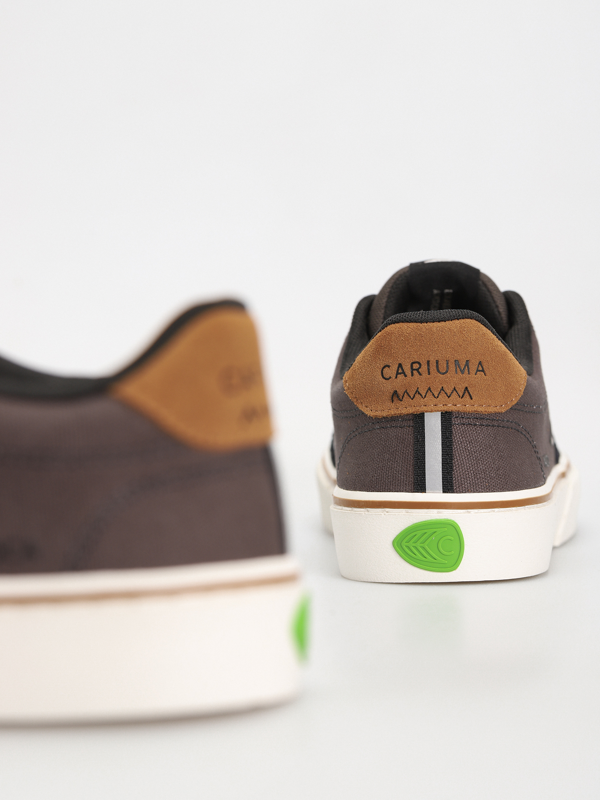 Обувки Cariuma Naioca Pro (jet black/dark grey)