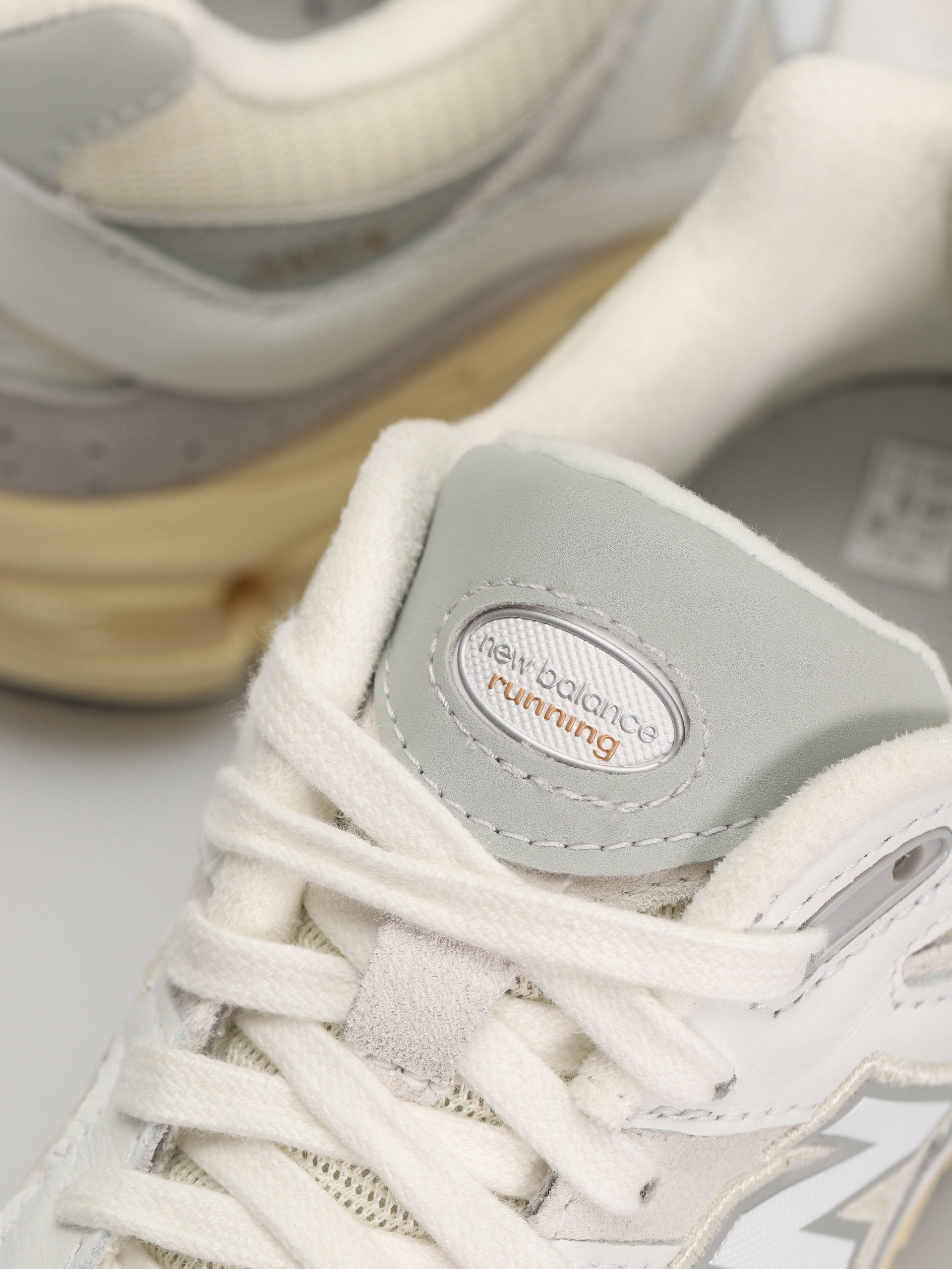 Обувки New Balance 2002 (white)