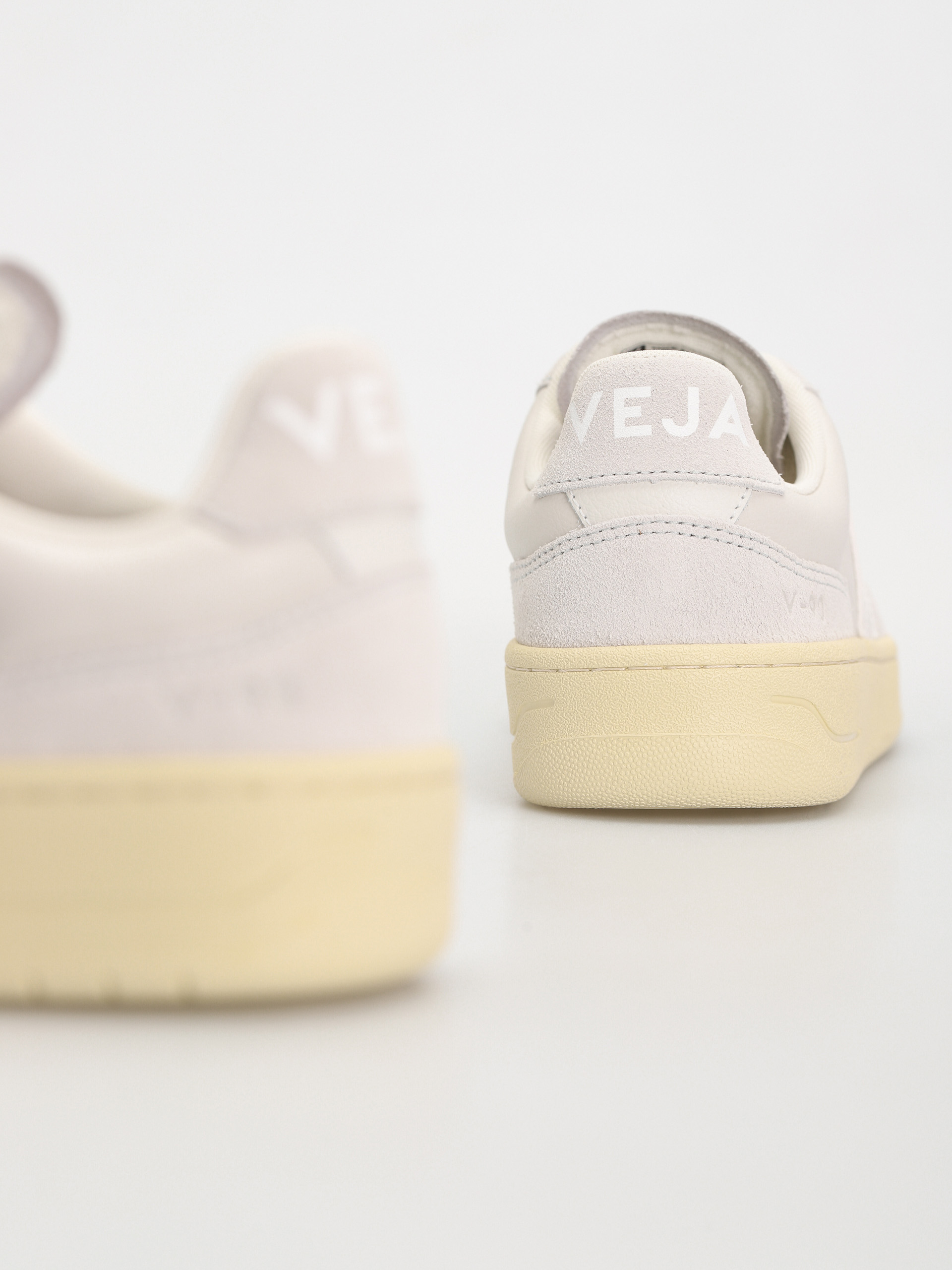 Обувки Veja V-90 Wmn (gravel white)