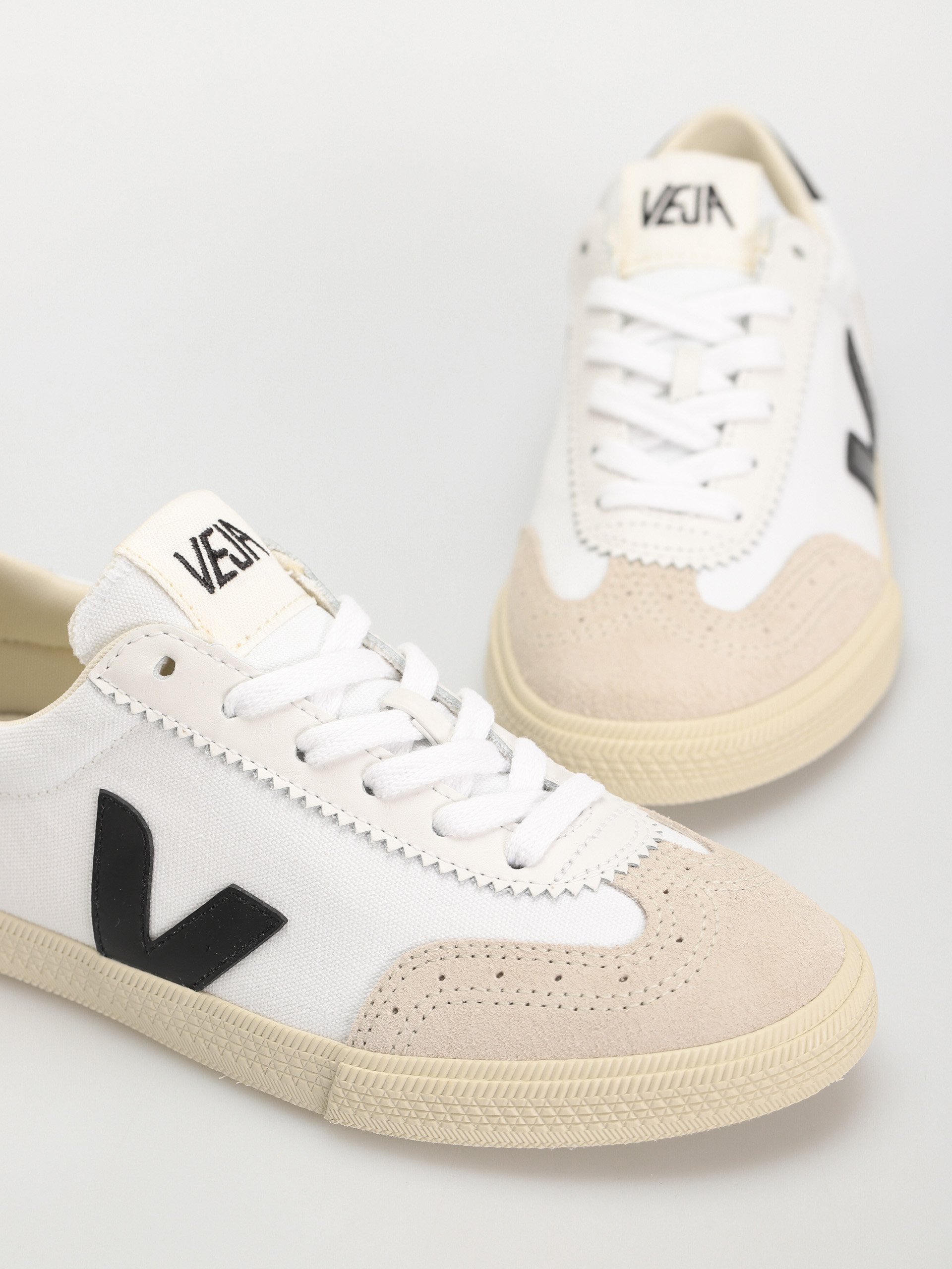 Обувки Veja Volley Wmn (white black)
