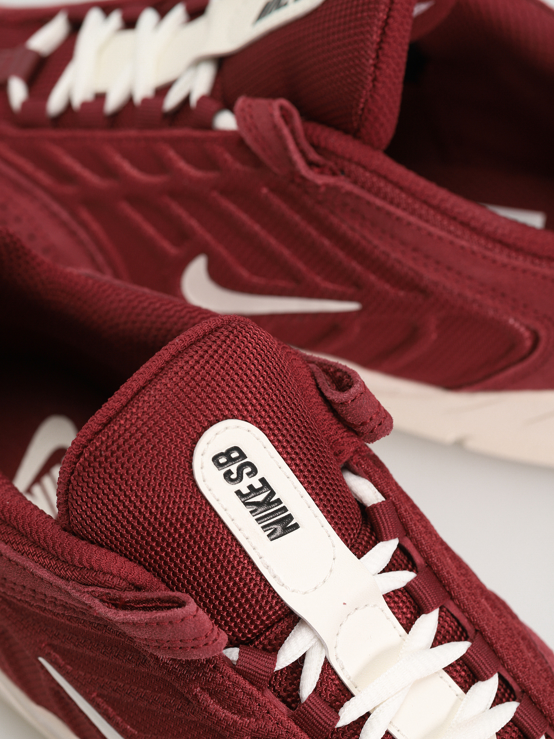 Обувки Nike SB Vertebrae (team red/sail team red sail)