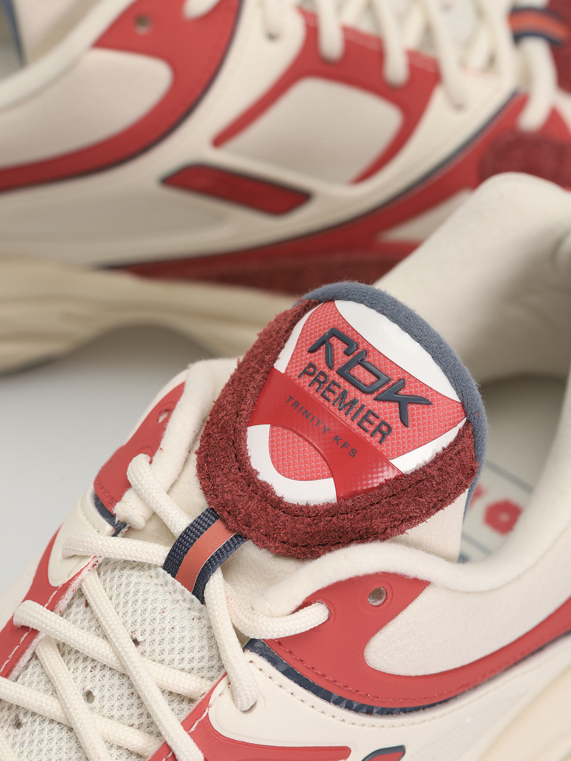 Обувки Reebok Rbk Premier Trinity (vntgchlk/rggdmarn/rylslt)