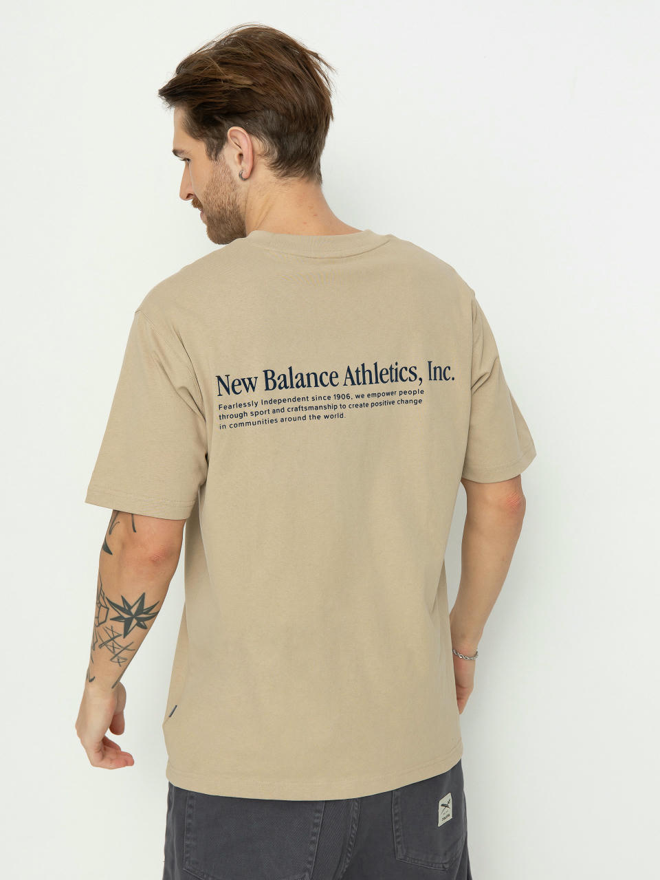 Тениска New Balance Athletics Flocked (stonewar)