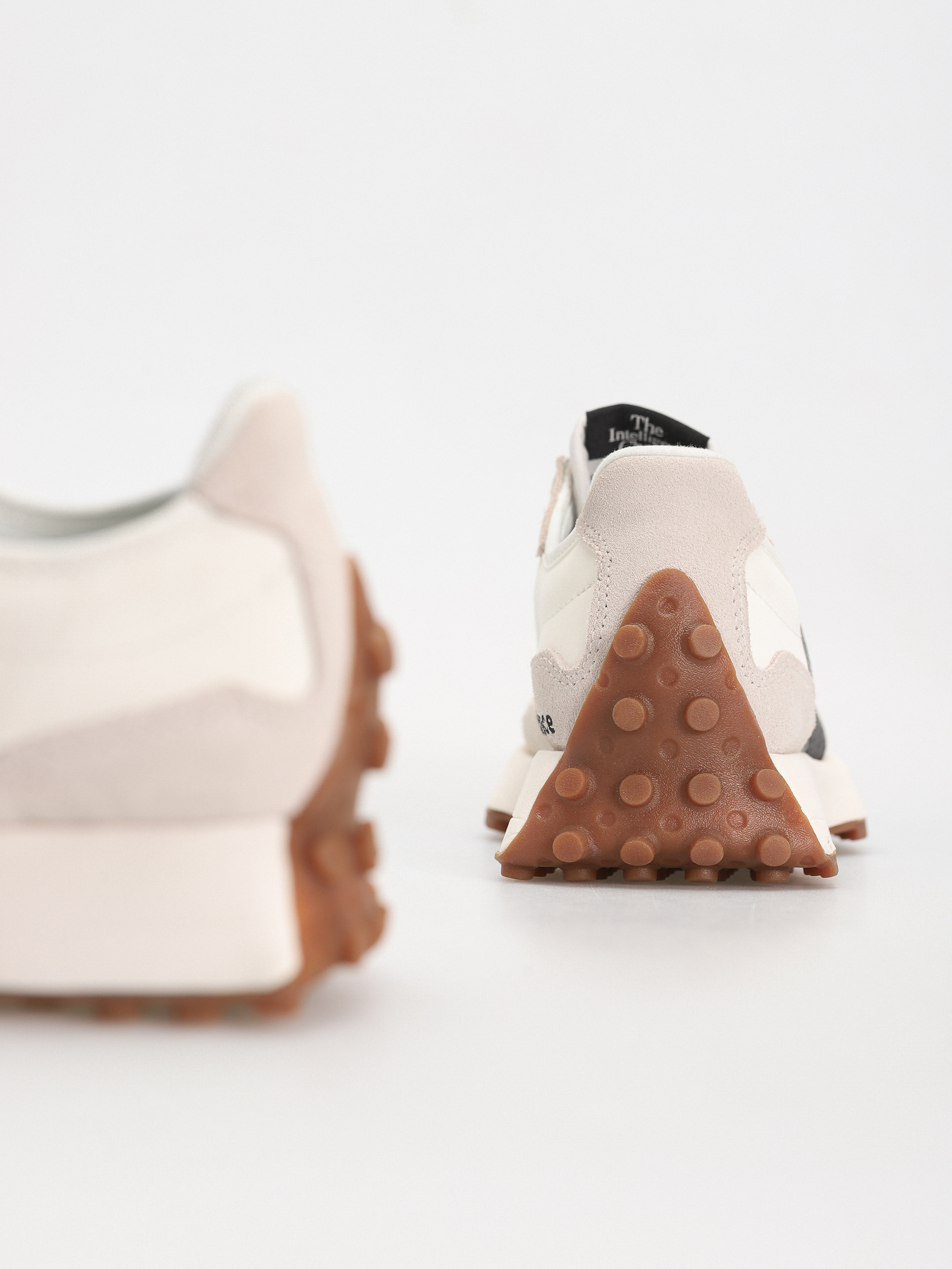 Обувки New Balance 327 Wmn (moonbeam)