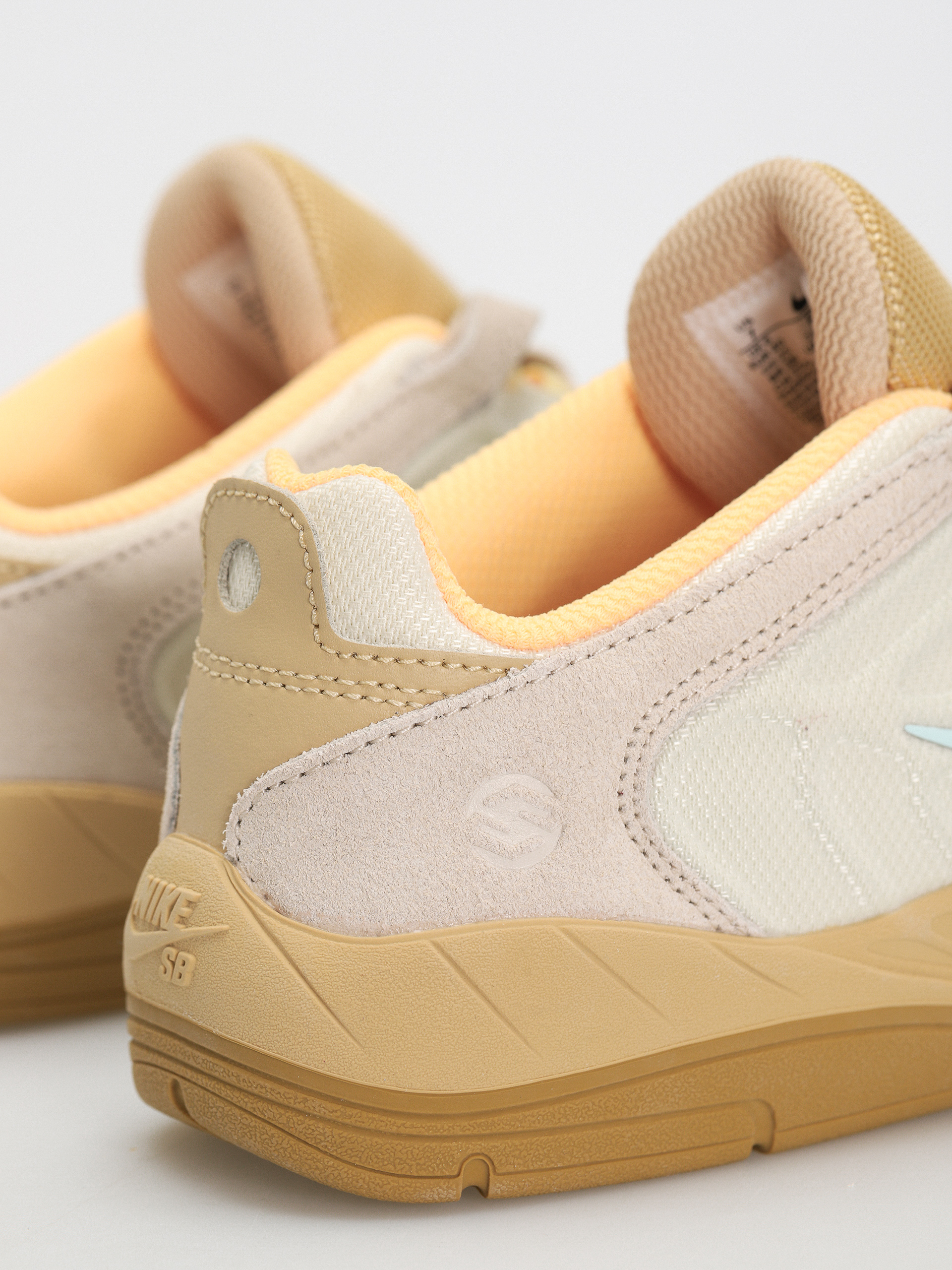 Обувки Nike SB Vertebrae Te (coconut milk/jade ice sesame flt gold)