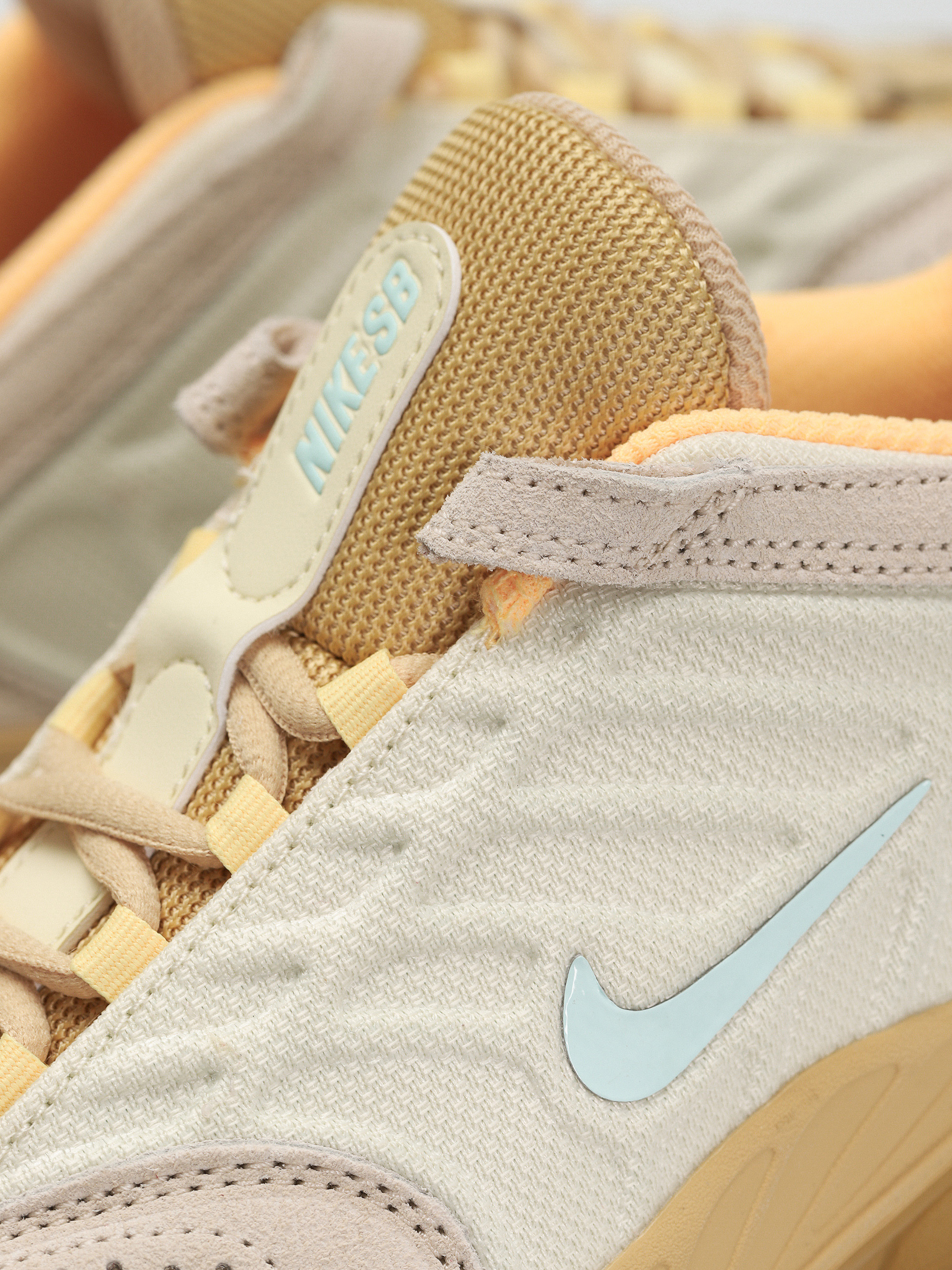 Обувки Nike SB Vertebrae Te (coconut milk/jade ice sesame flt gold)