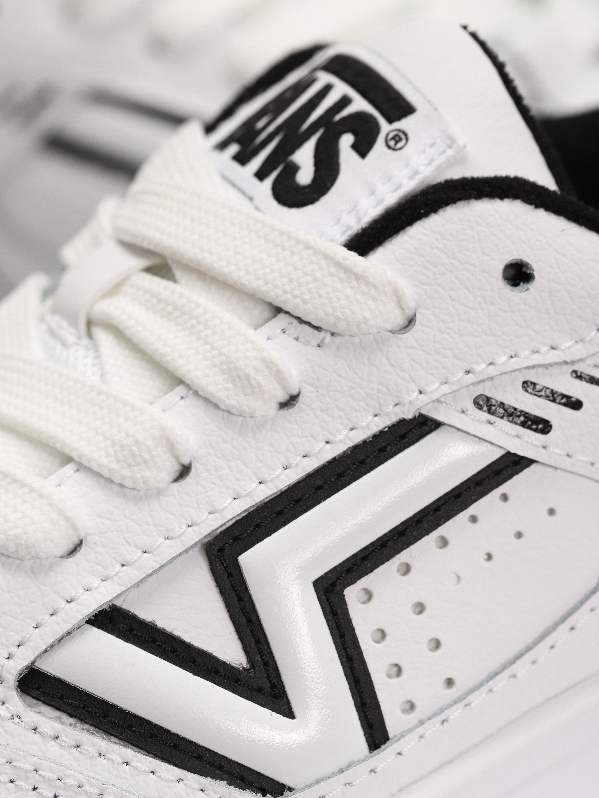 Обувки Vans Upland (white/black)