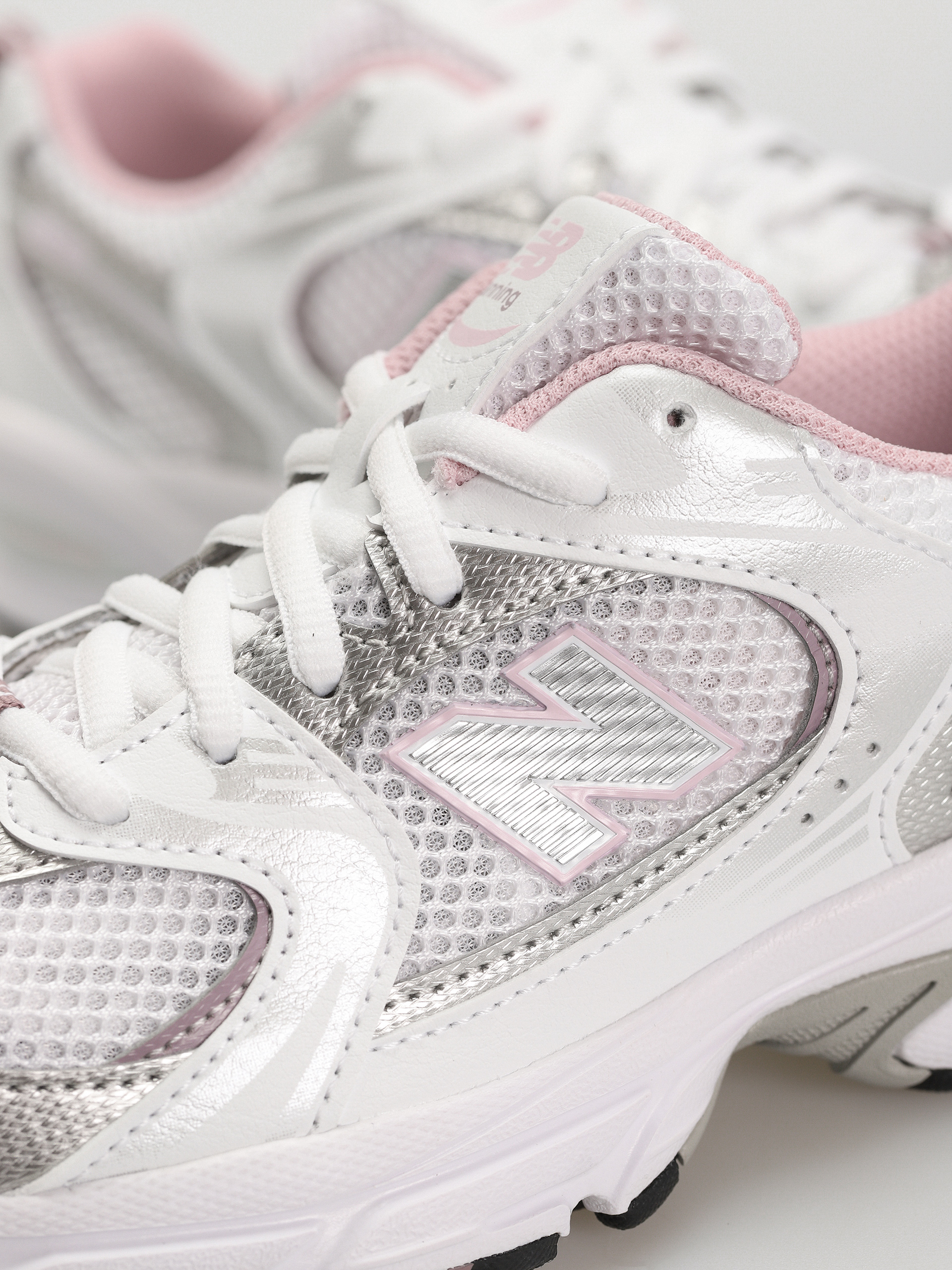Обувки New Balance 530 JR (white silver pink)