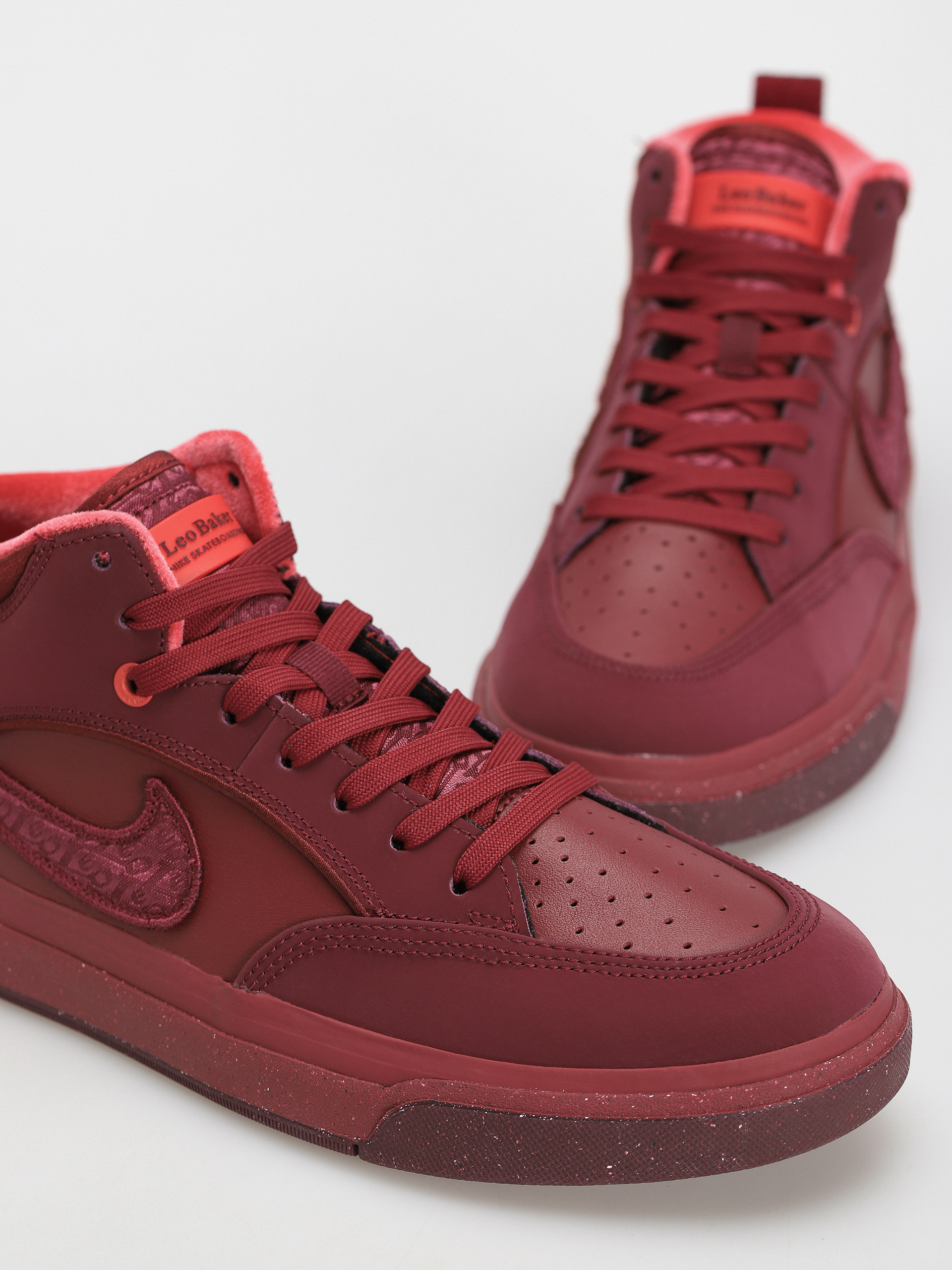 Обувки Nike SB React Leo Prm (dark beetroot/dark beetroot team red)