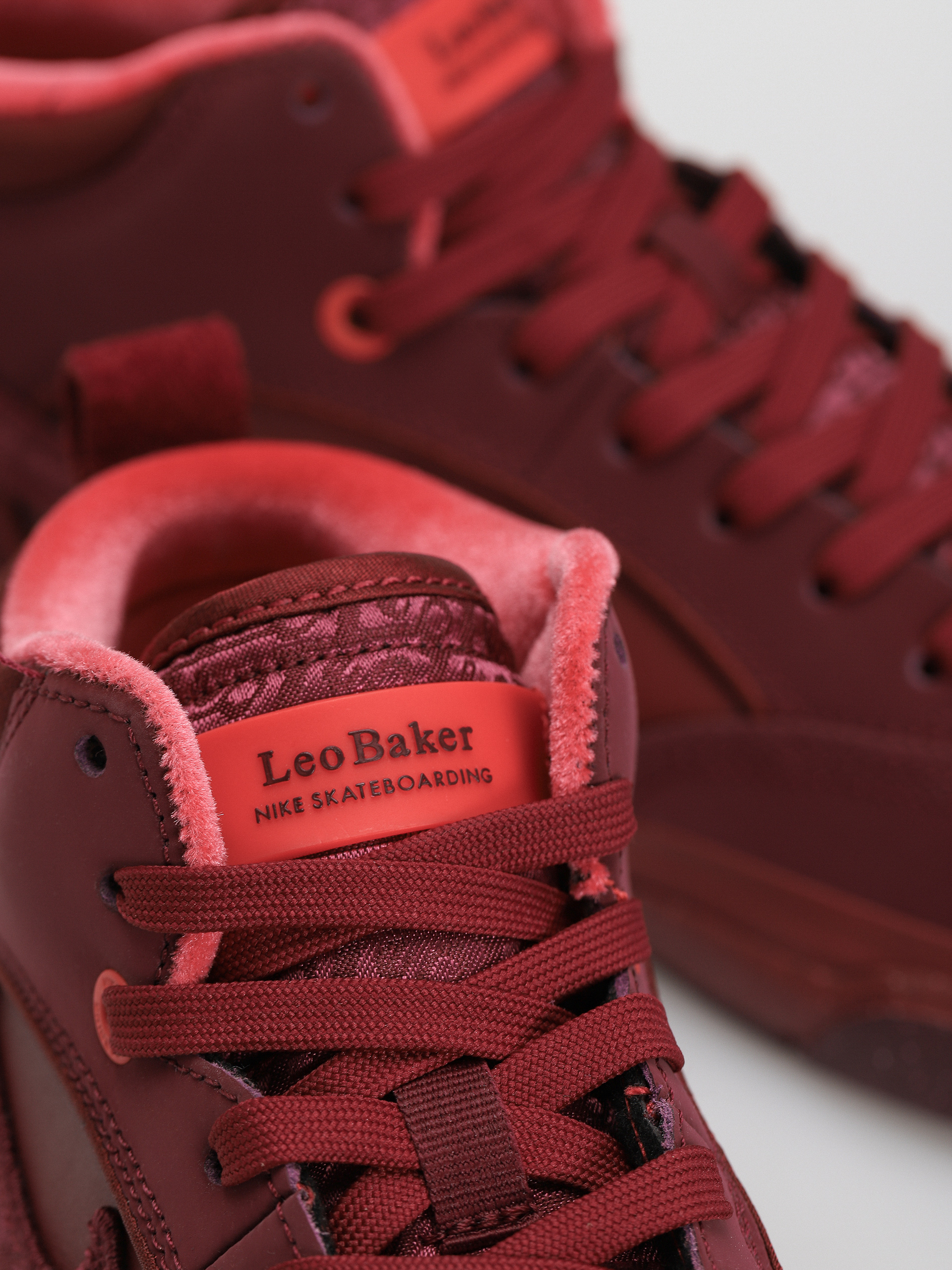Обувки Nike SB React Leo Prm (dark beetroot/dark beetroot team red)