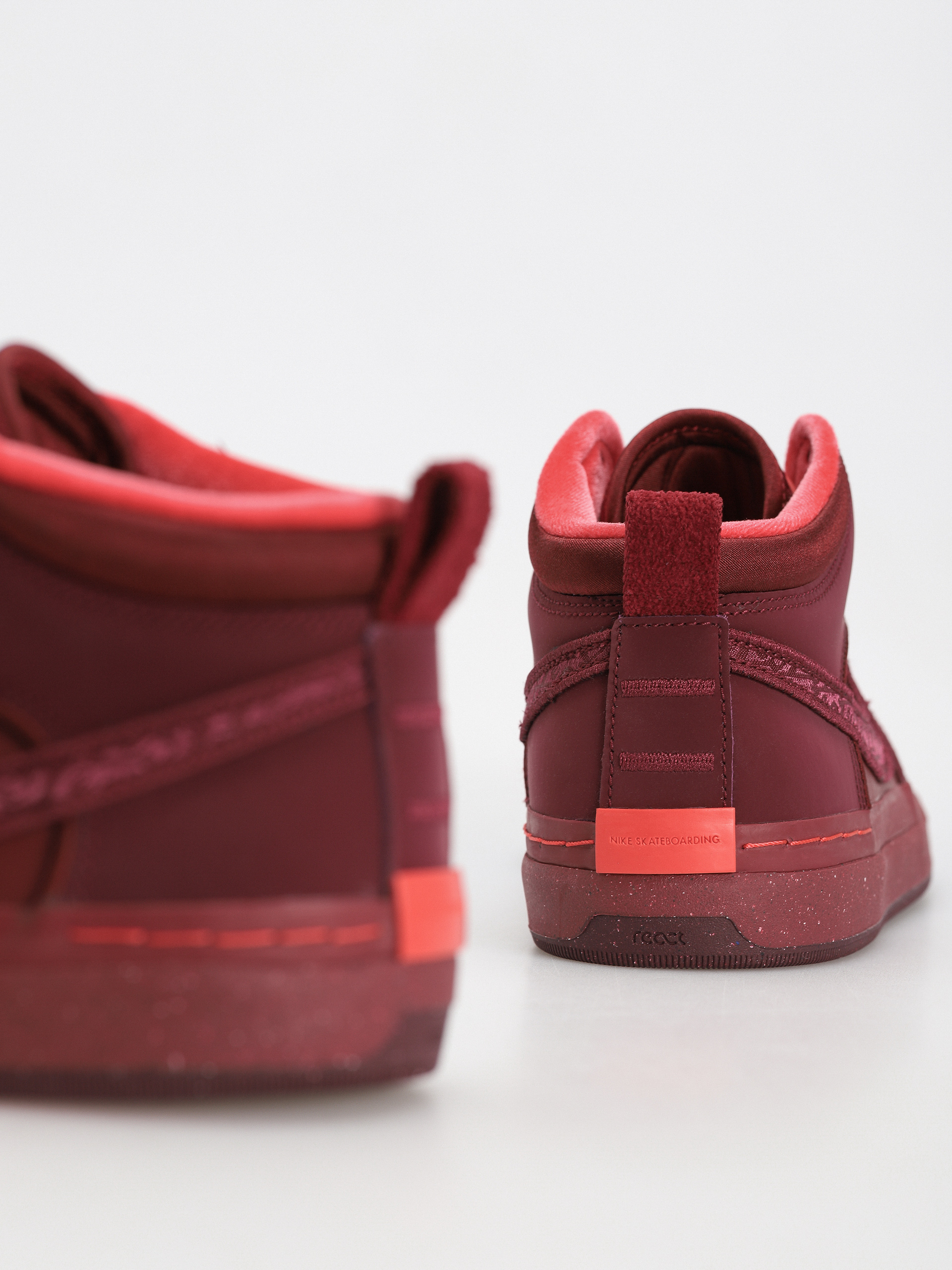 Обувки Nike SB React Leo Prm (dark beetroot/dark beetroot team red)