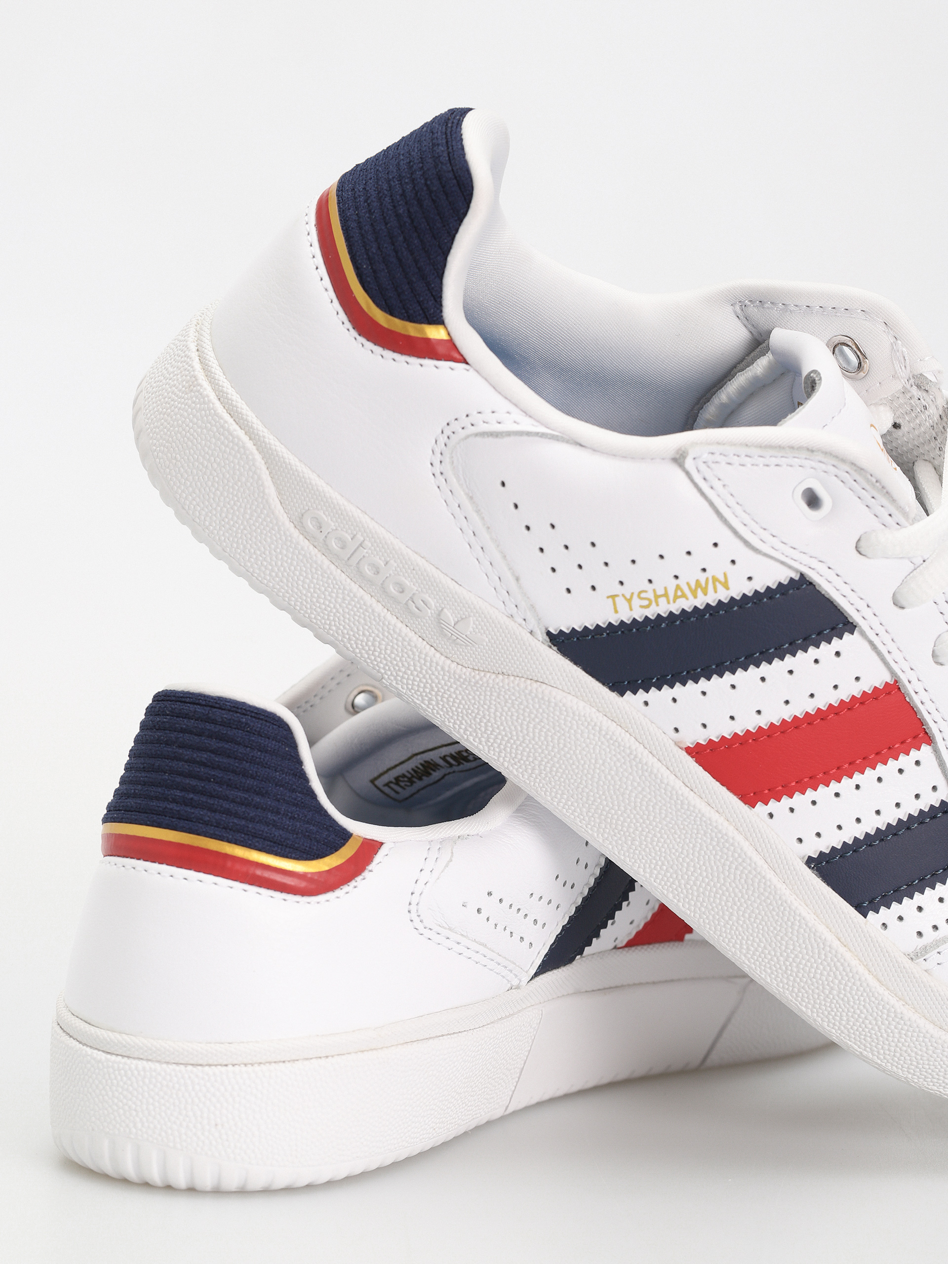 Обувки adidas Tyshawn LOW (ftwwht/betsca/goldmt)