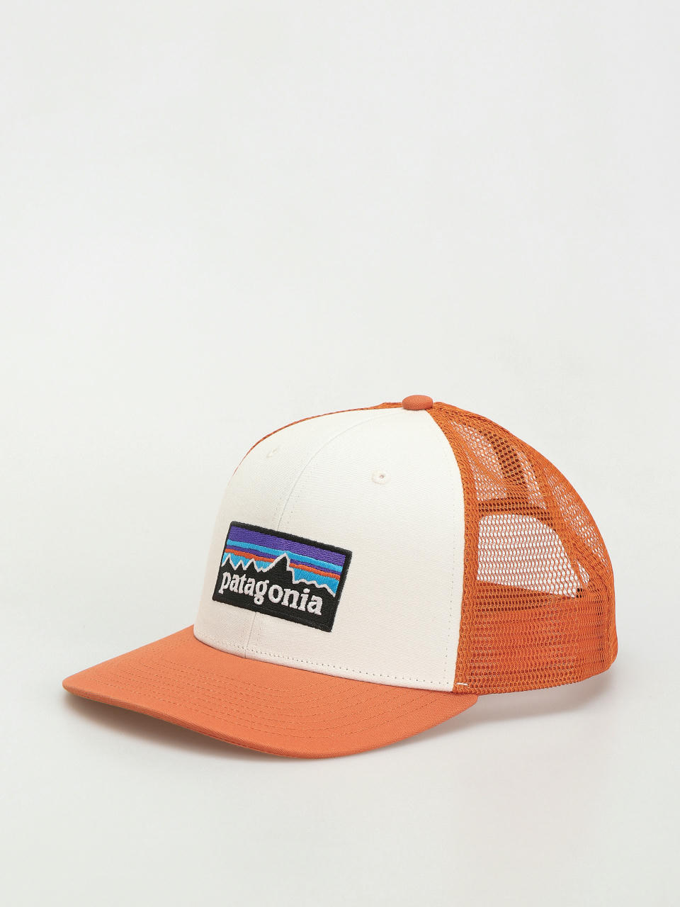 Шапка с козирка Patagonia P 6 Logo Trucker (white w/redtail rust)