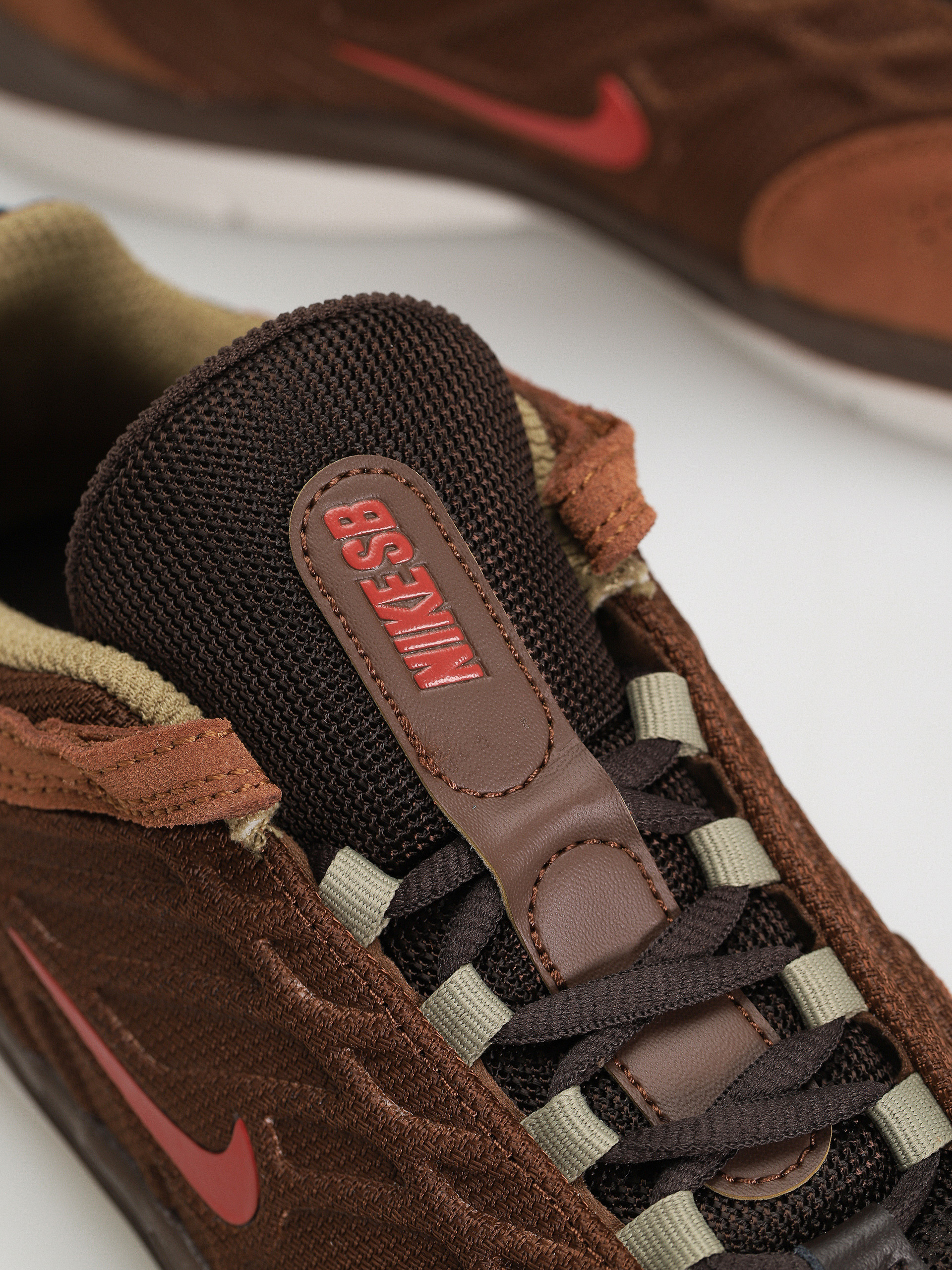 Обувки Nike SB Vertebrae (cacao  wow/dragon red lt british tan)