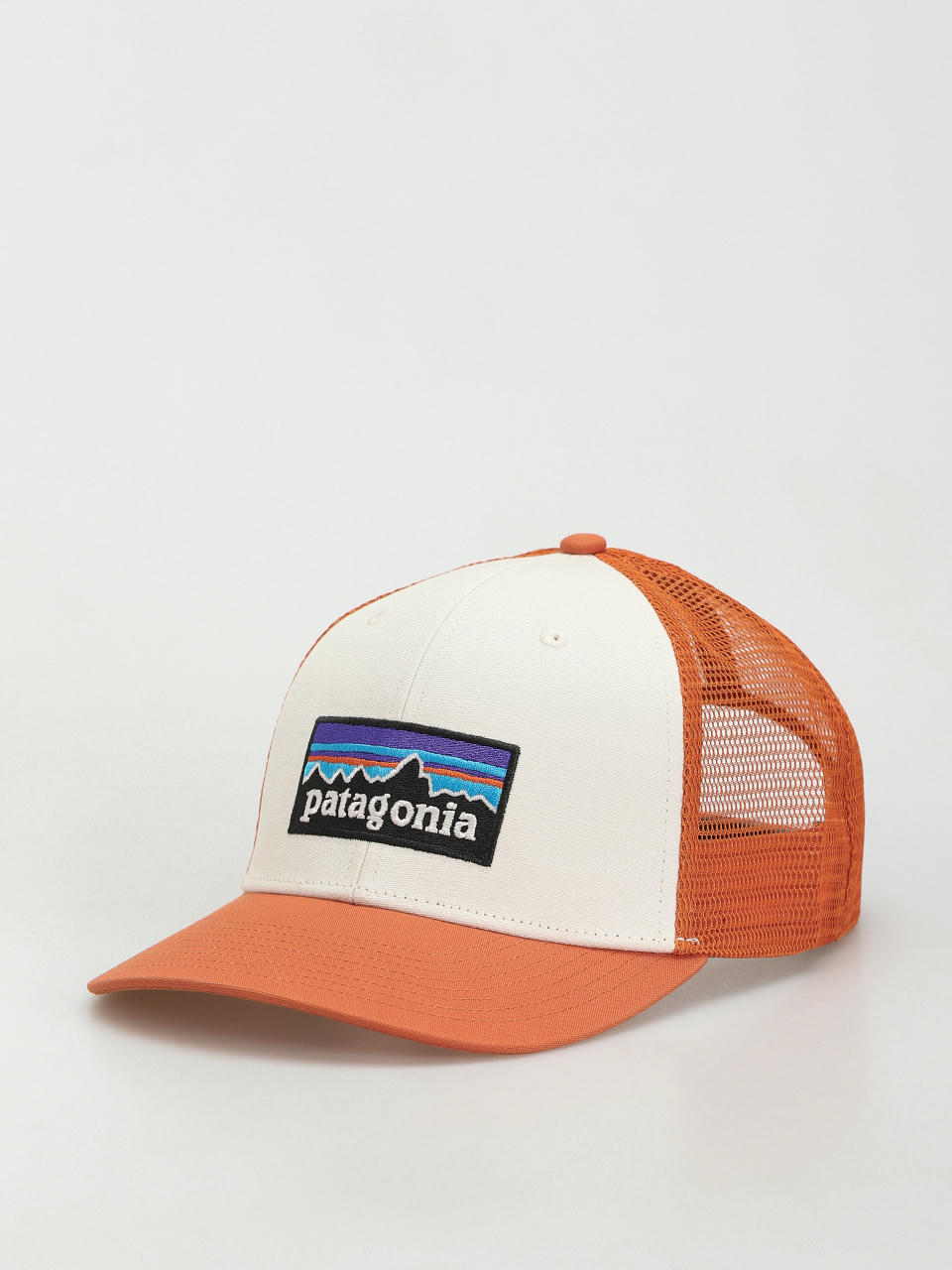 Шапка с козирка Patagonia P 6 Logo Trucker (white w/redtail rust)