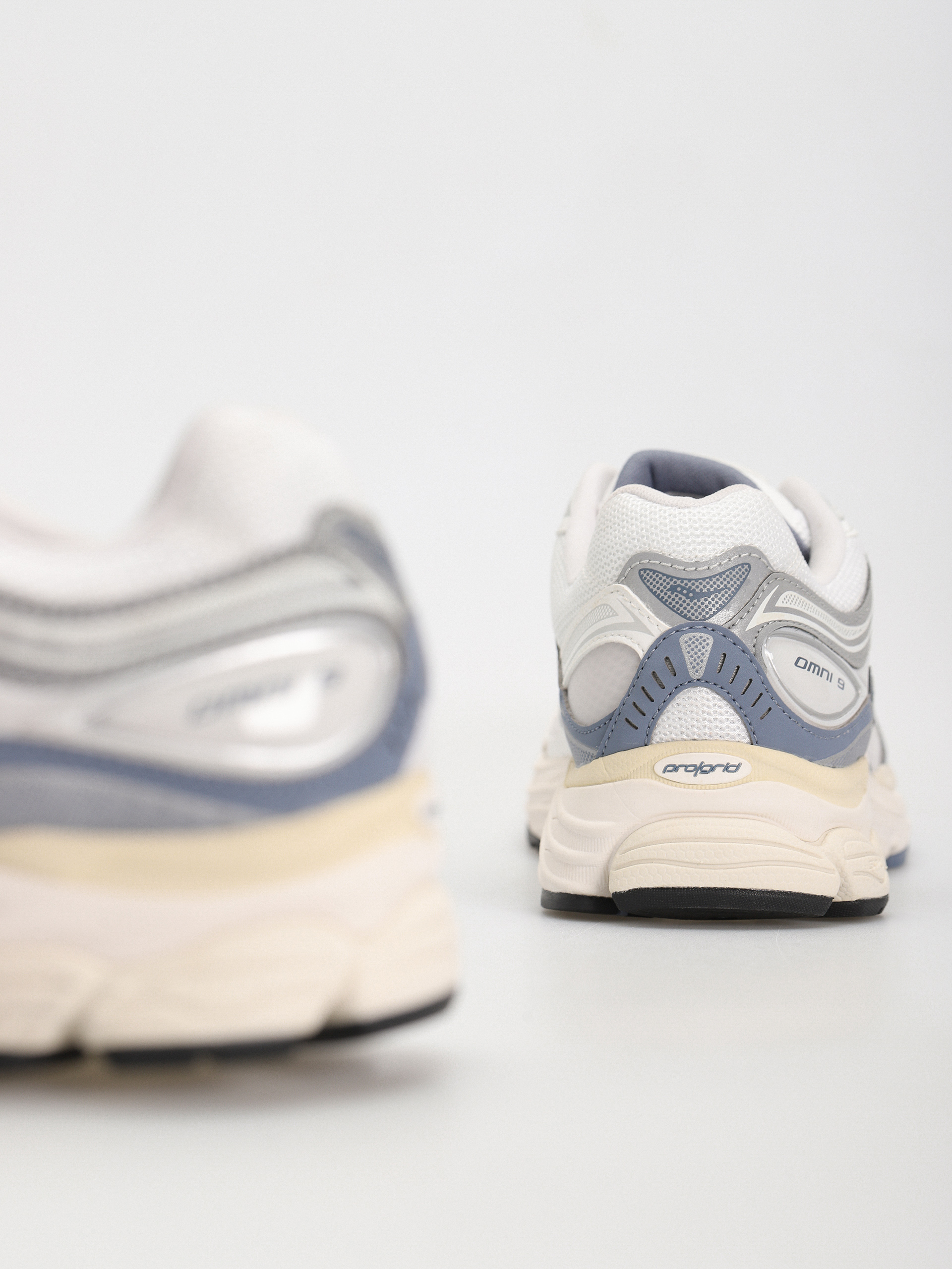 Обувки Saucony Progrid Omni 9 (ivory/blue)