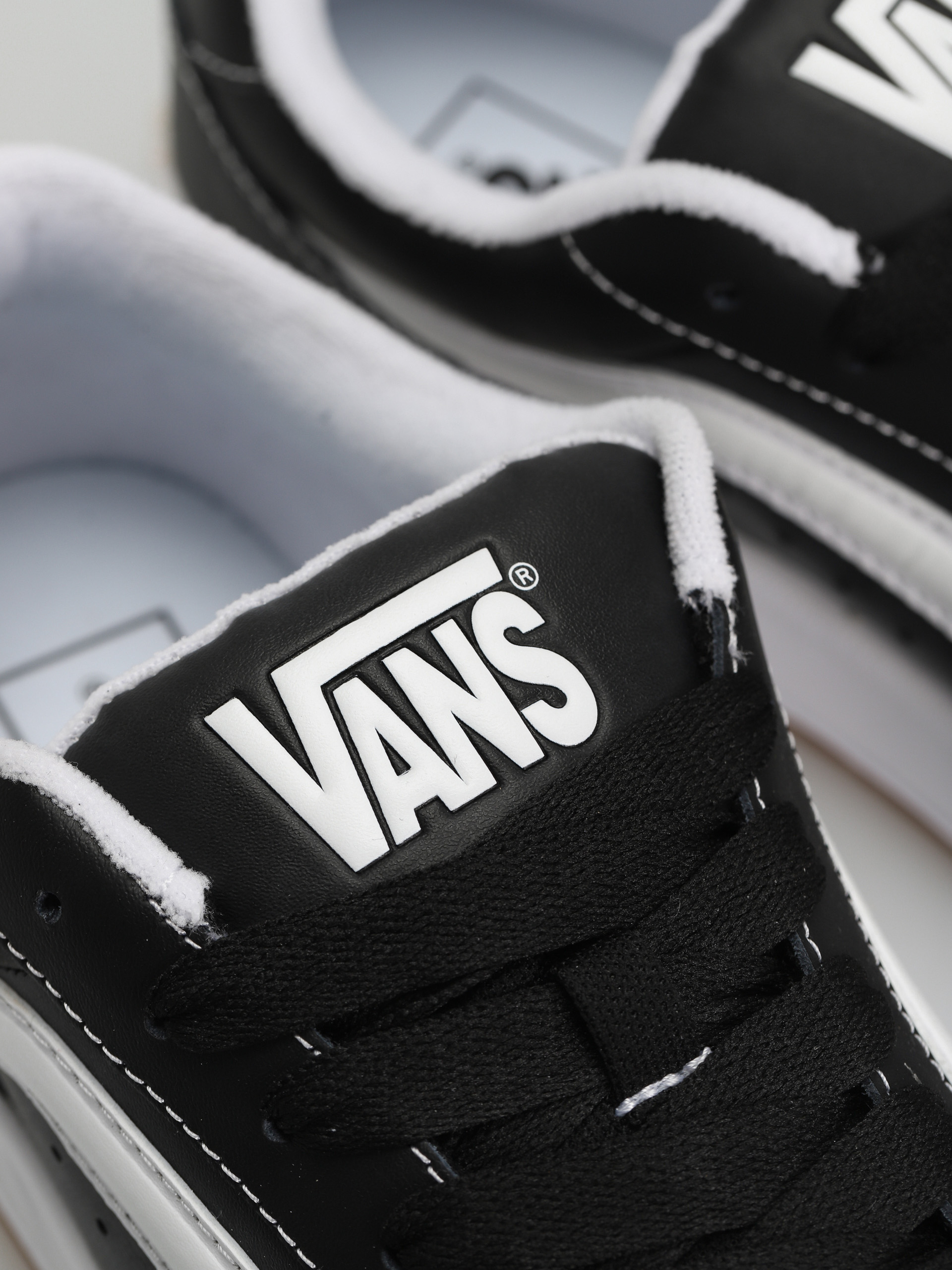 Обувки Vans Hylane (black/white/gum)
