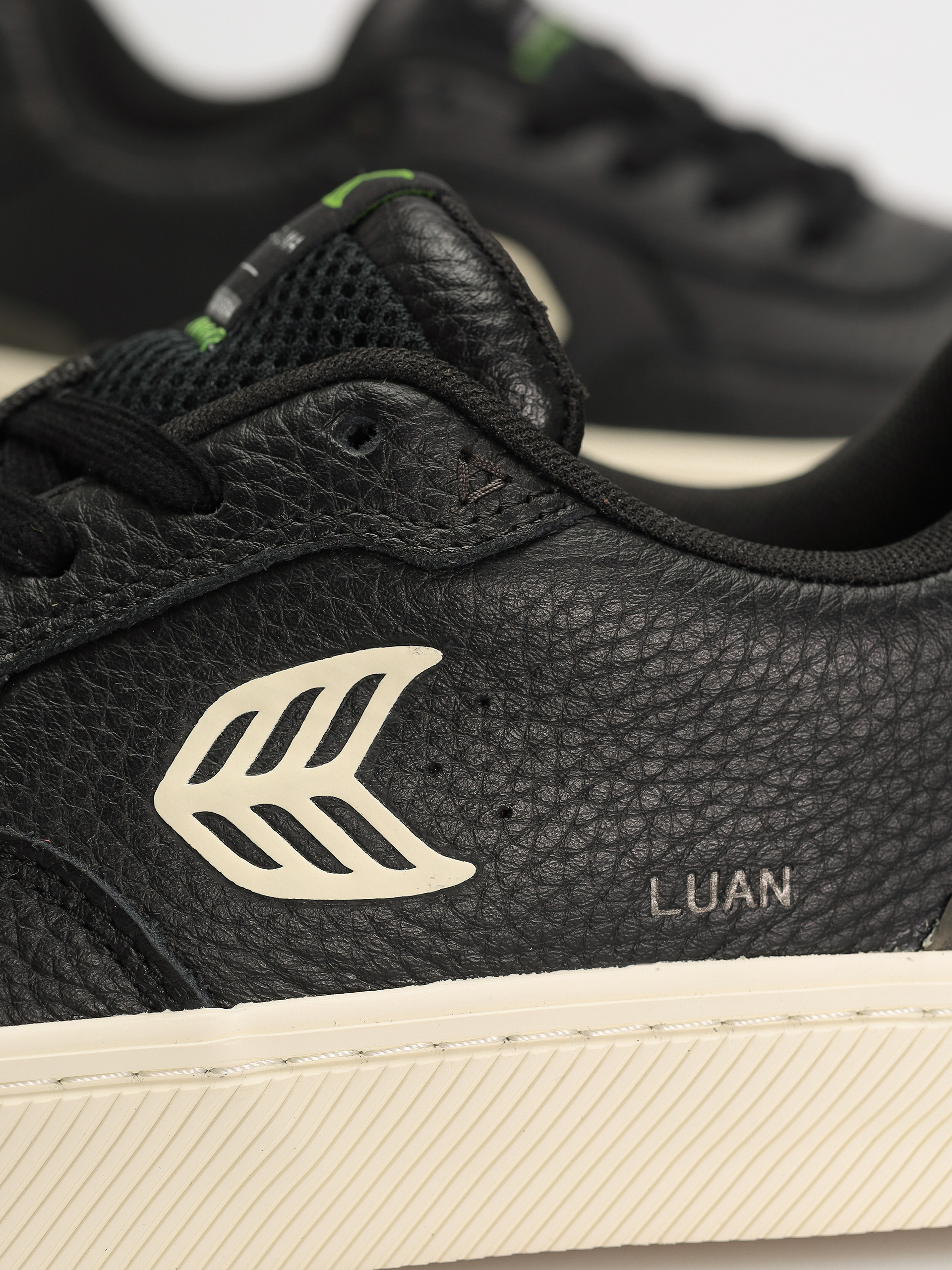 Обувки Cariuma Luan Pro (black/ivory)