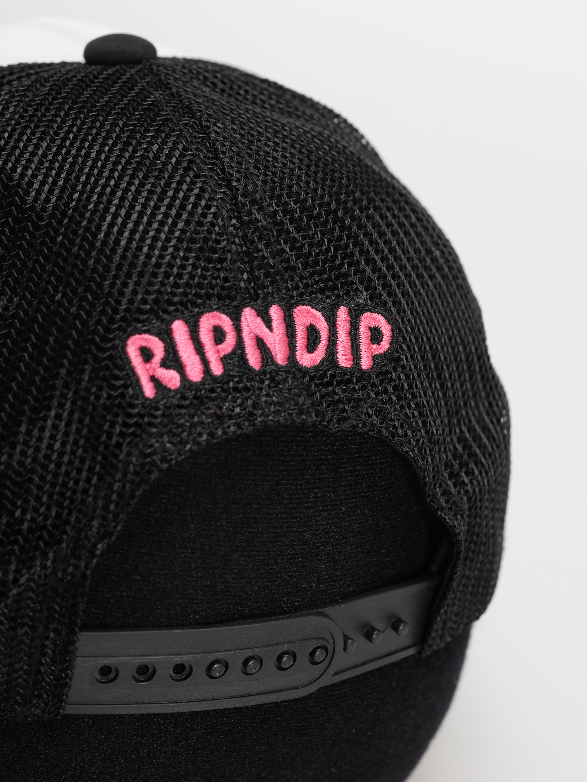 Шапка с козирка RipNDip Love Is Ripndip Trucker (white/black)