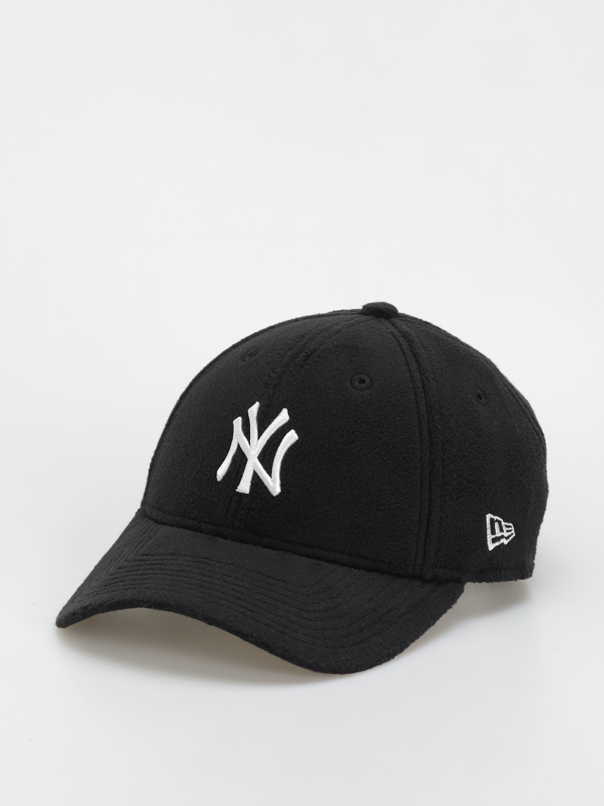 u0428u0430u043fu043au0430 u0441 u043au043eu0437u0438u0440u043au0430 New Era Cosy 9Forty New York Yankees Wmn (black/white)