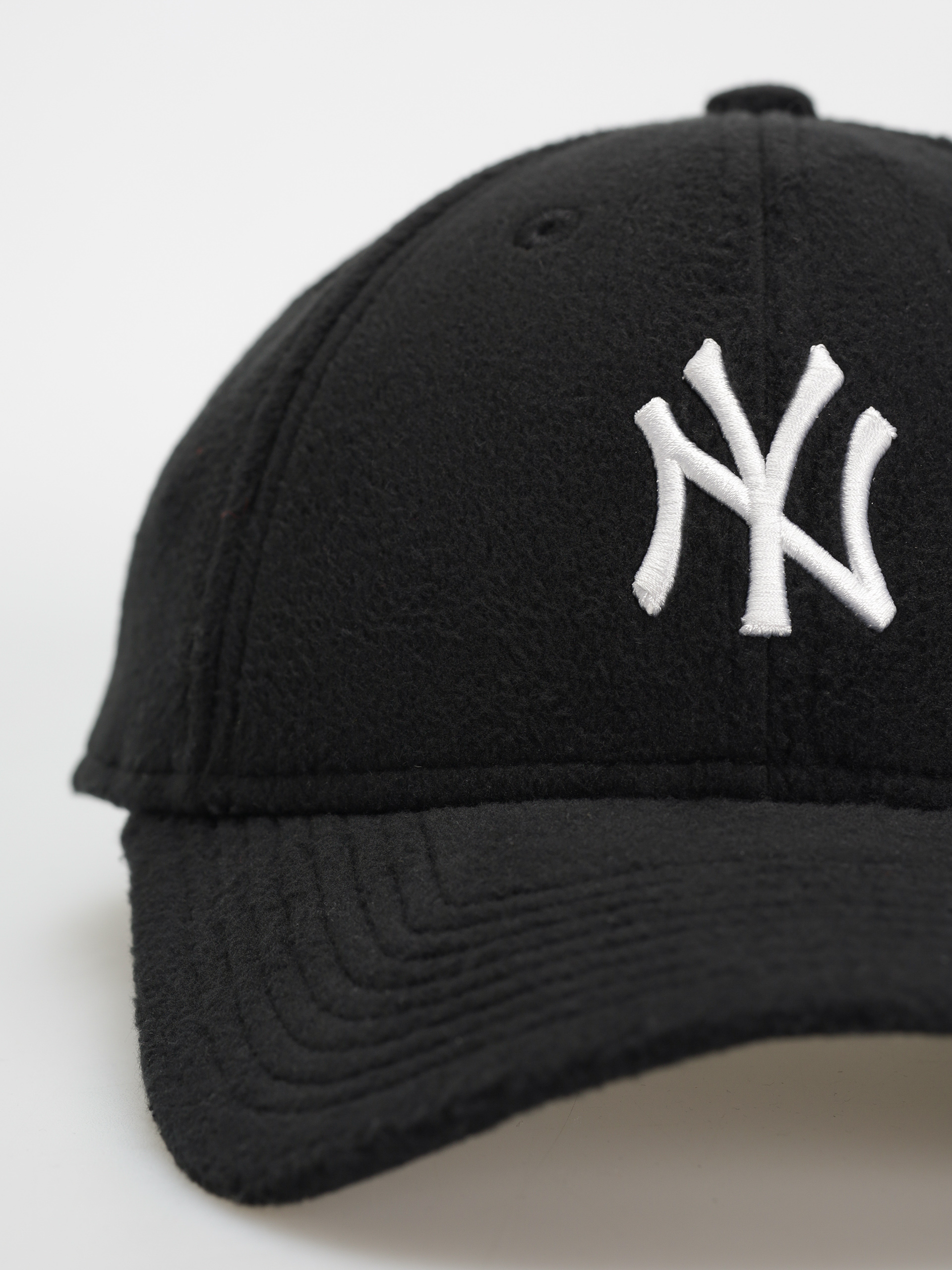 Шапка с козирка New Era Cosy 9Forty New York Yankees Wmn (black/white)