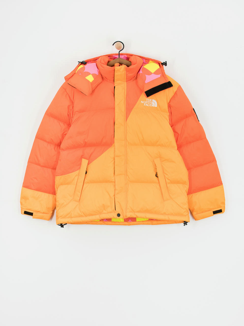 Яке The North Face X Yinka Ilori Down Puffer (red orange/apricot glaz)