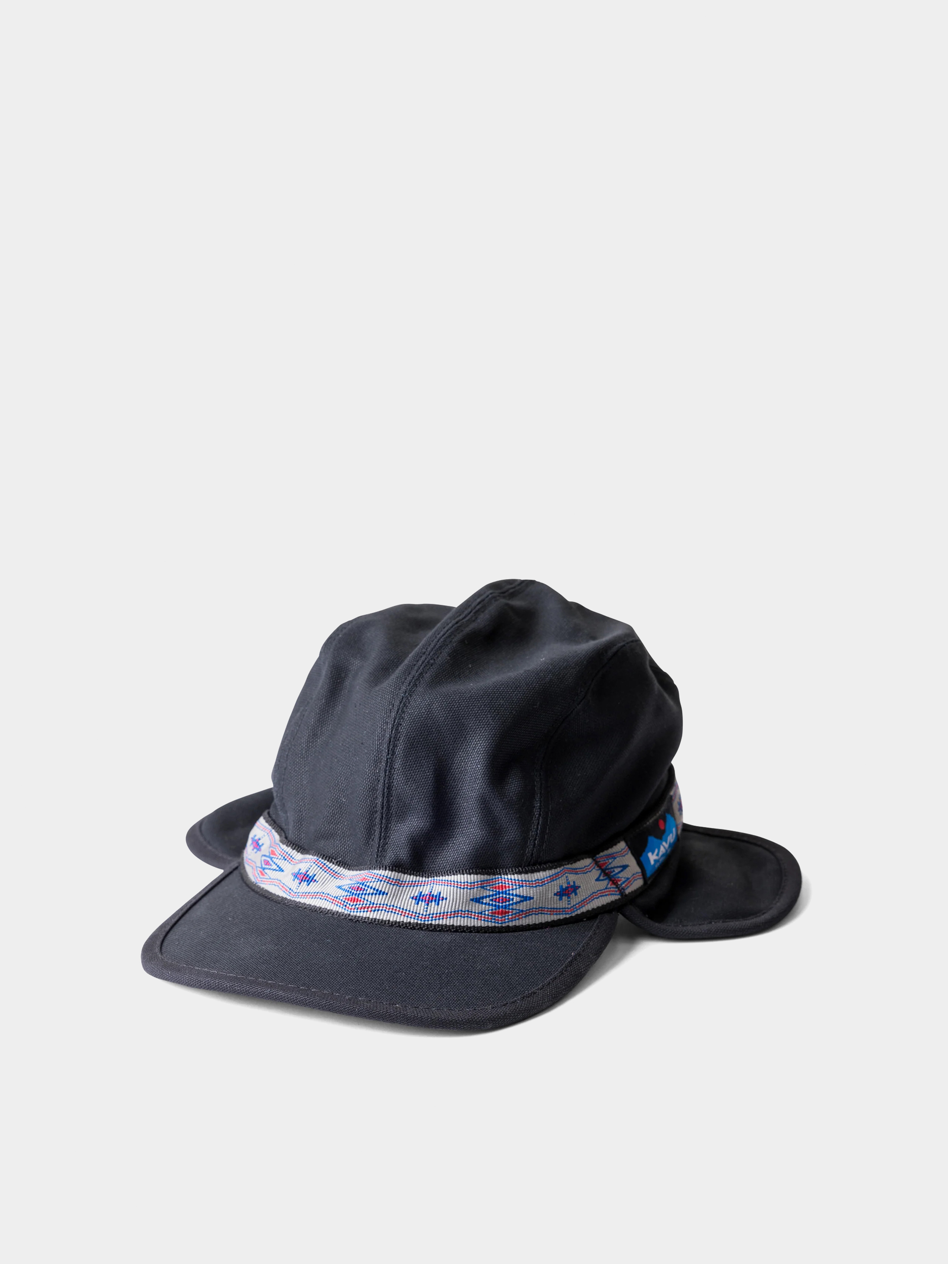 u0428u0430u043fu043au0430 u0441 u043au043eu0437u0438u0440u043au0430 Kavu Strapcap Trapper (jet black)