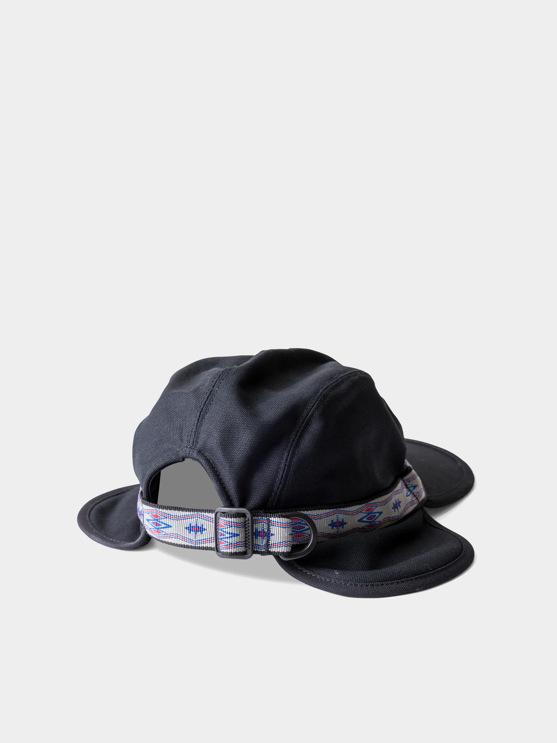 Шапка с козирка Kavu Strapcap Trapper (jet black)