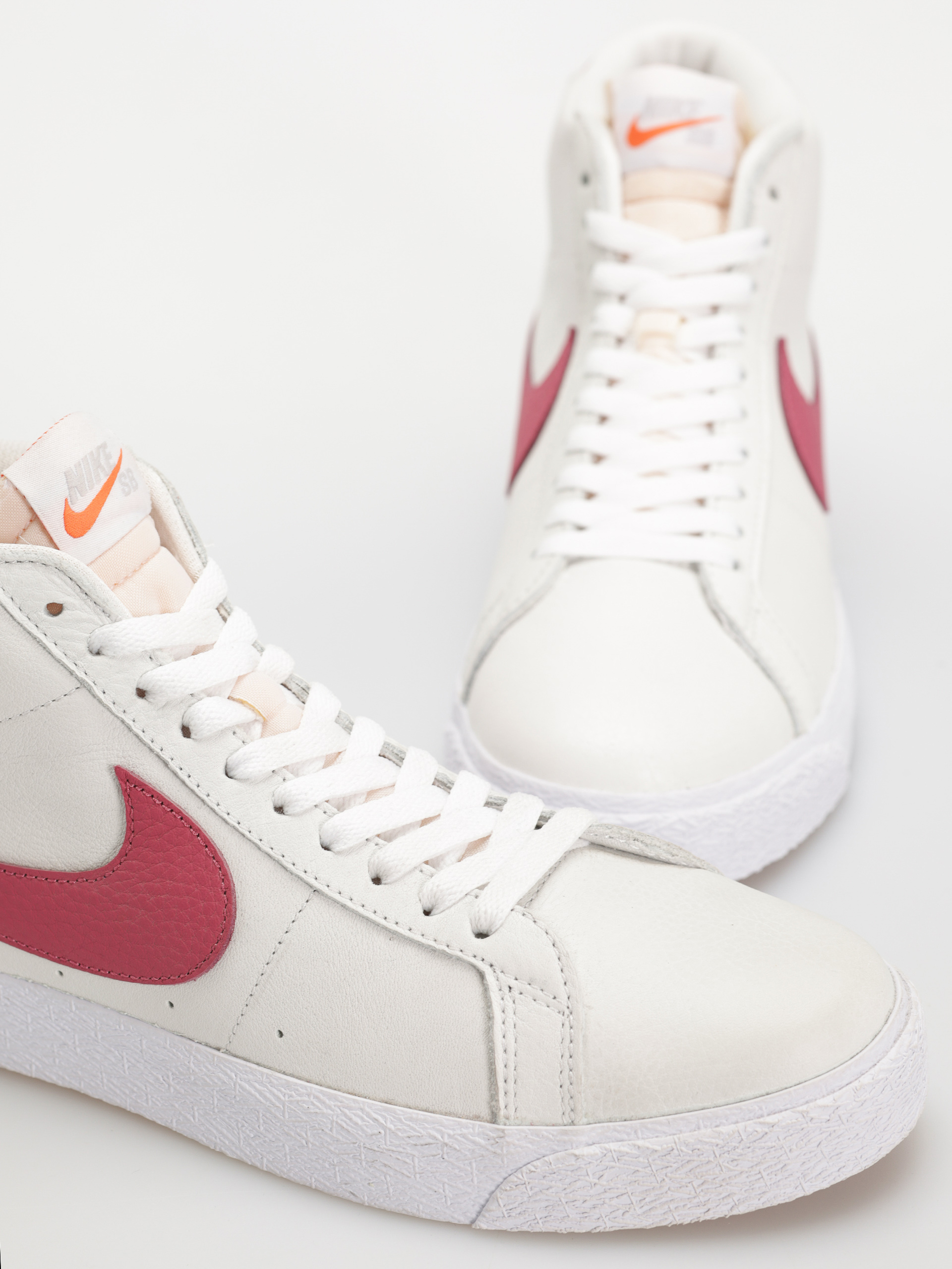 Обувки Nike SB Zoom Blazer Mid Iso (white/sweet beet white sweet beet)