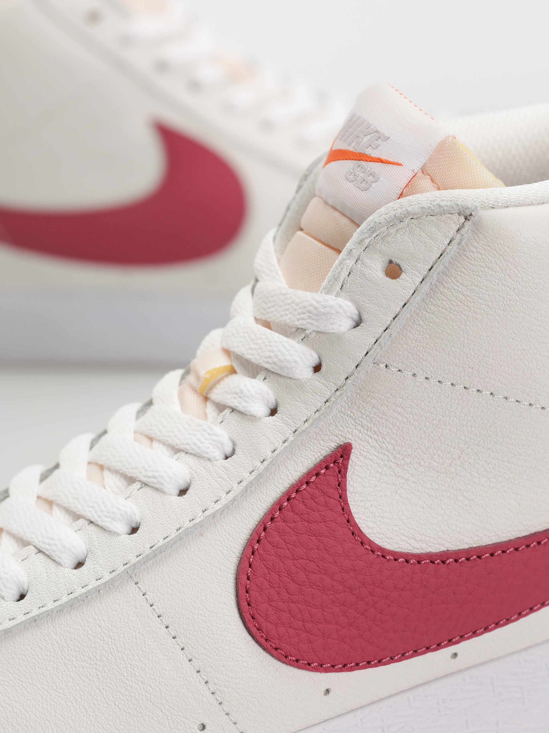 Обувки Nike SB Zoom Blazer Mid Iso (white/sweet beet white sweet beet)