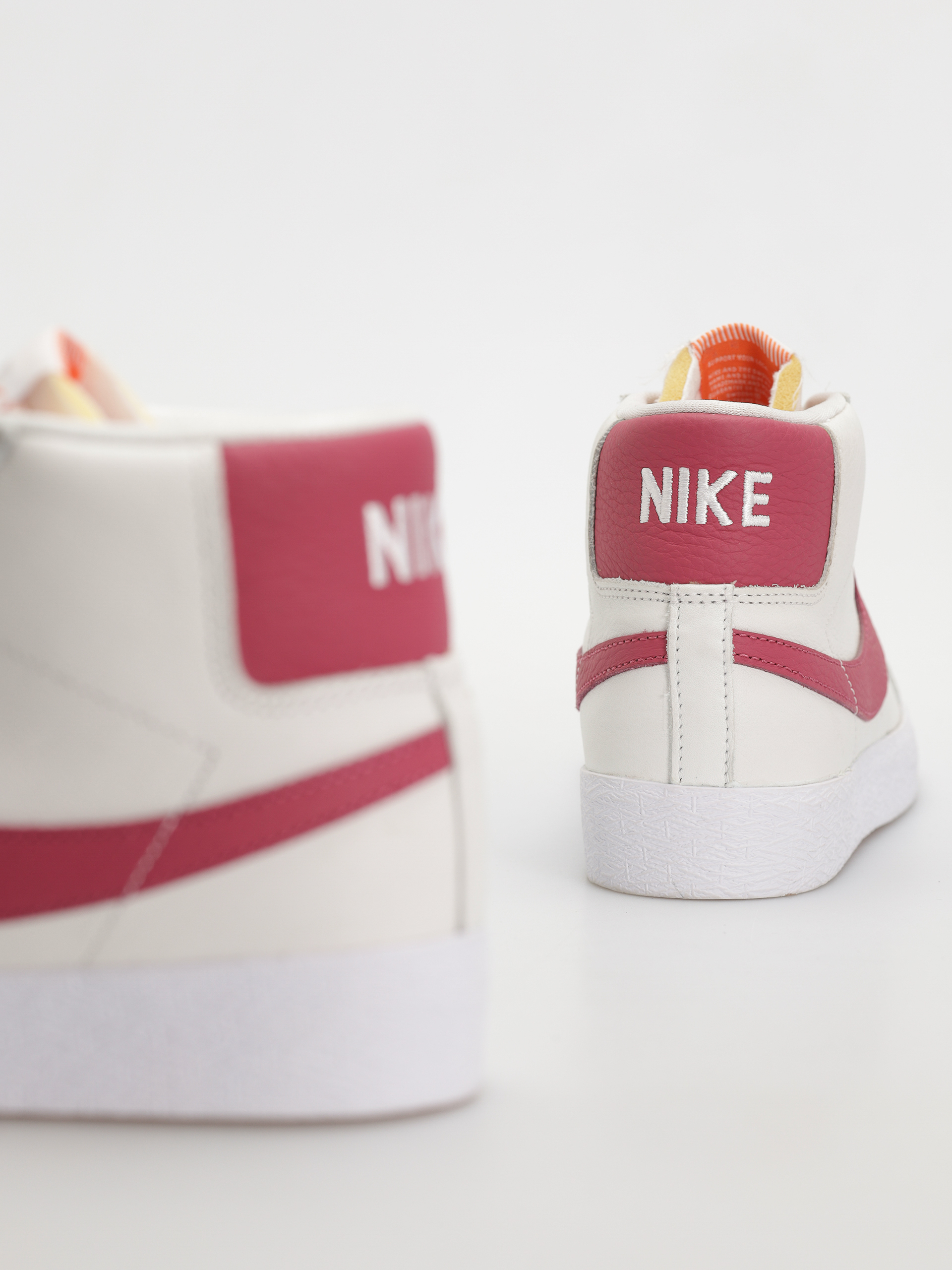 Обувки Nike SB Zoom Blazer Mid Iso (white/sweet beet white sweet beet)
