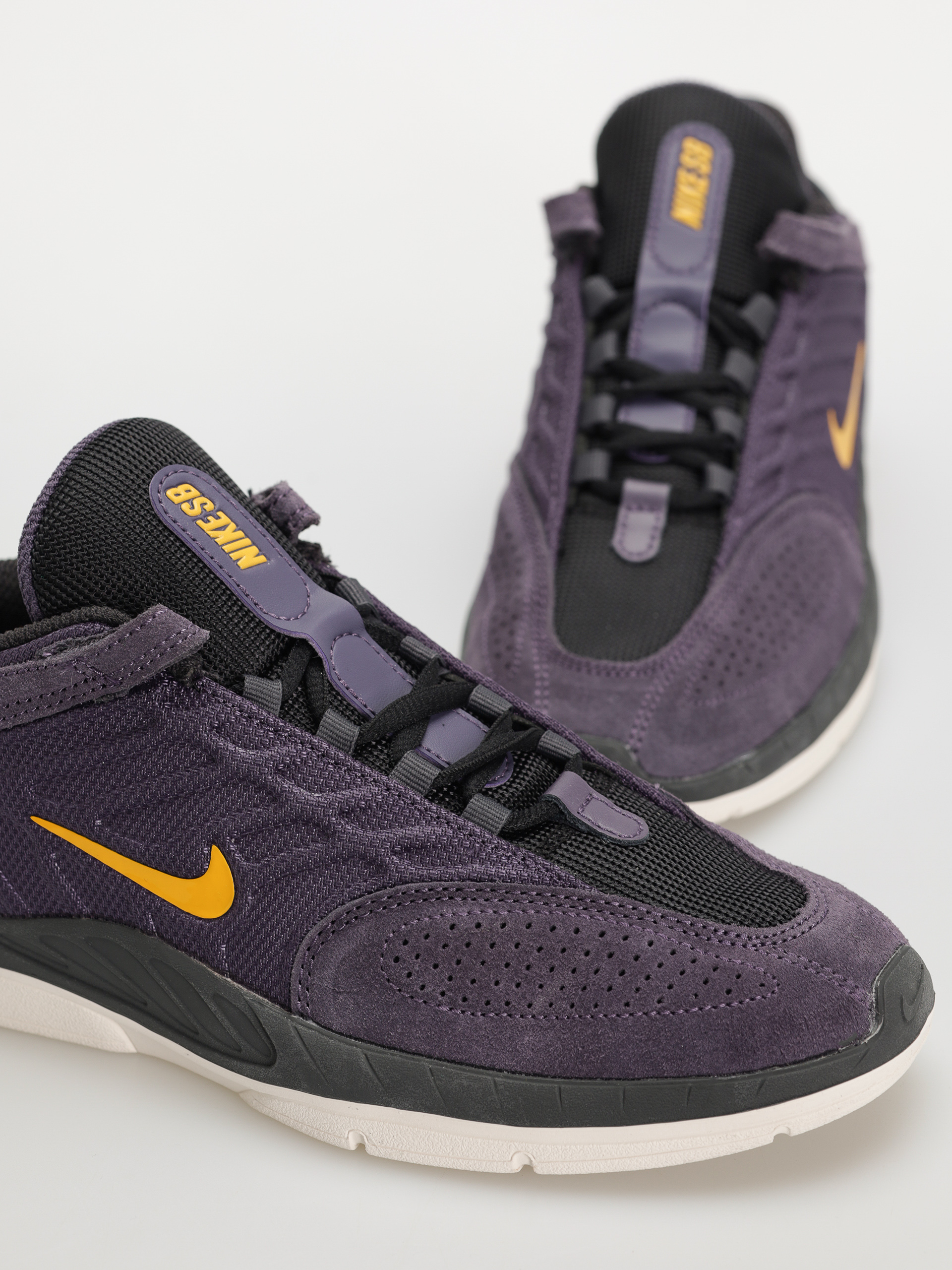 Обувки Nike SB Vertebrae (dark raisin/university gold black)