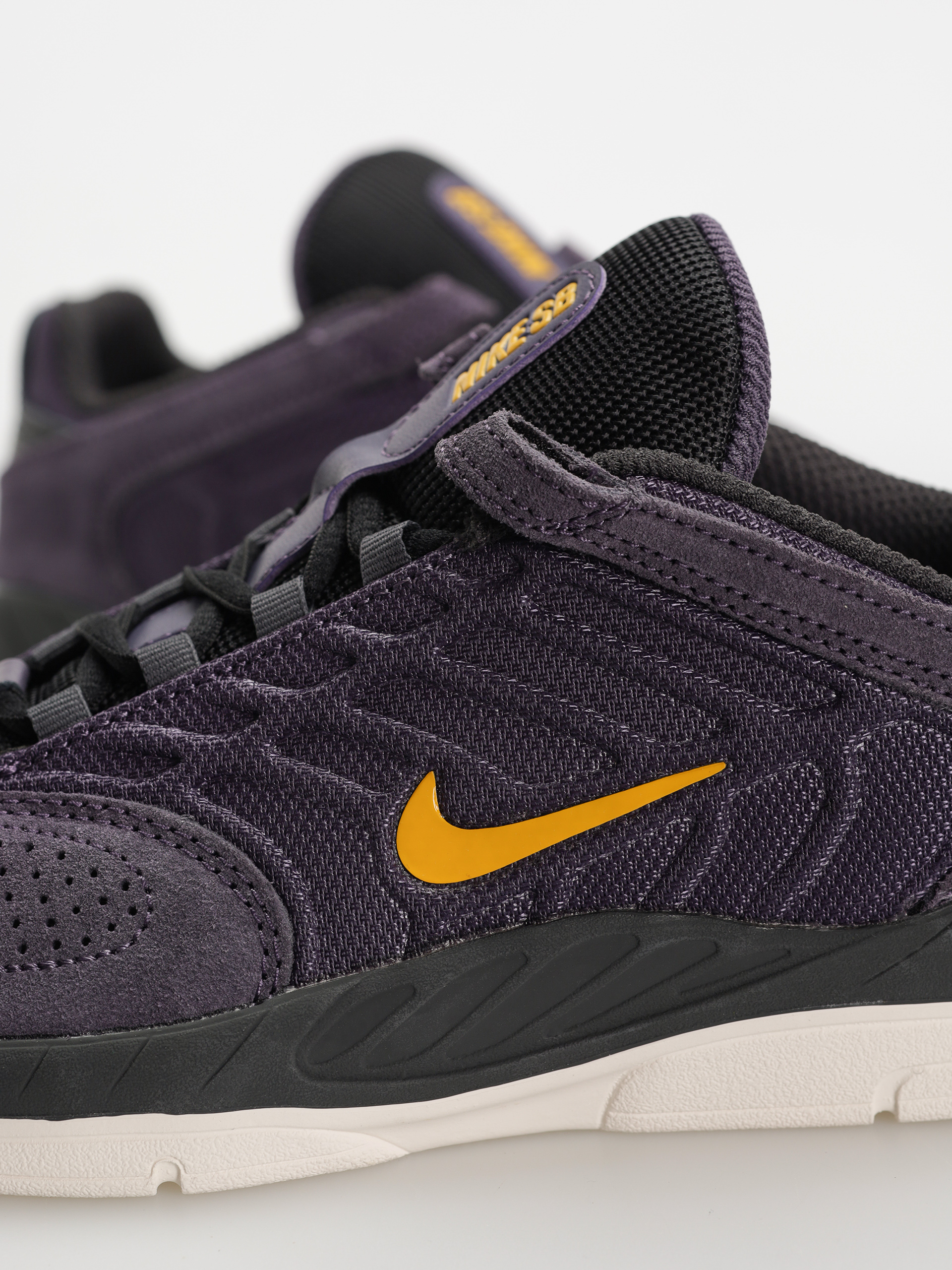 Обувки Nike SB Vertebrae (dark raisin/university gold black)