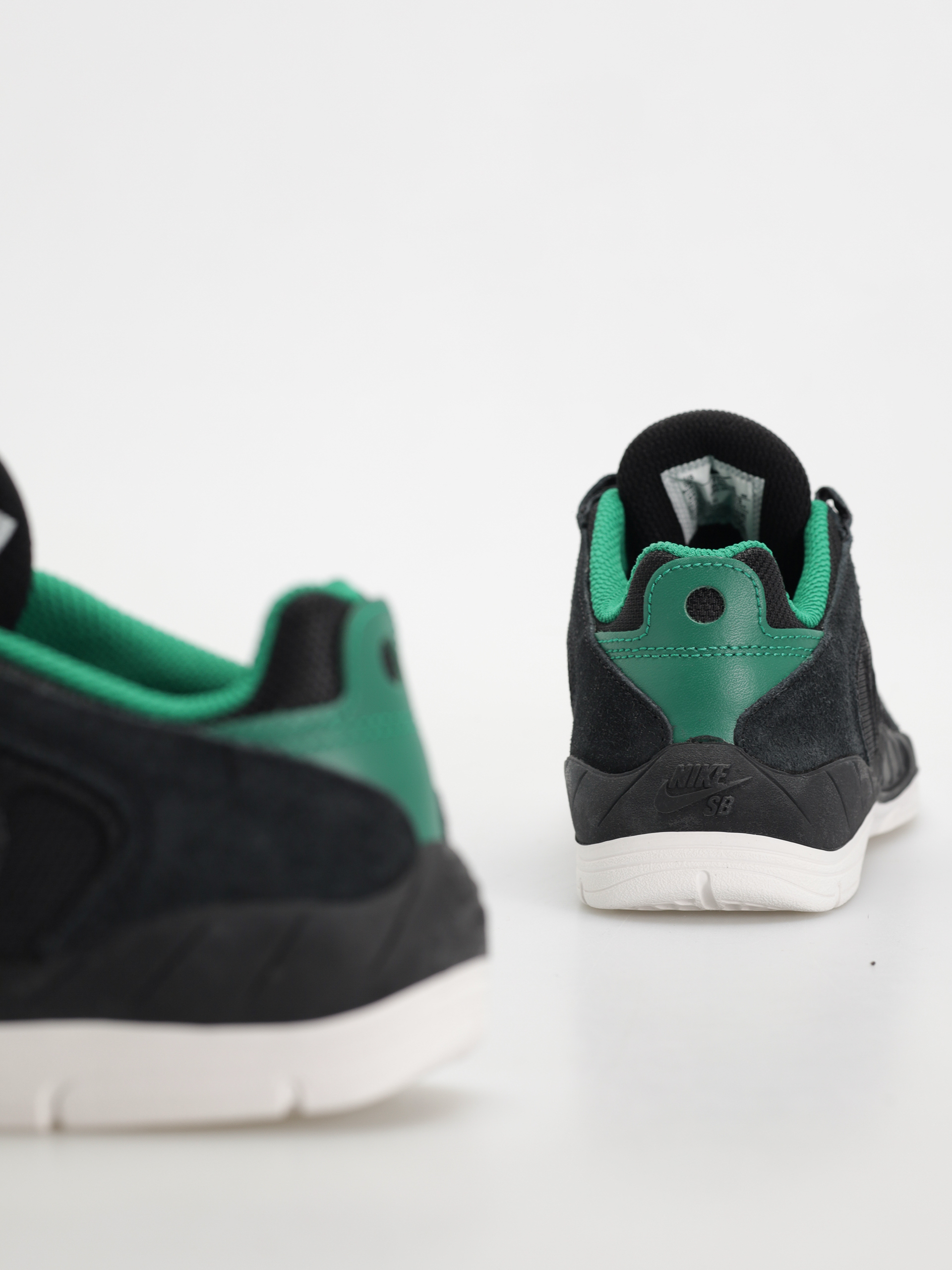 Обувки Nike SB Vertebrae (black/malachite black summit white)