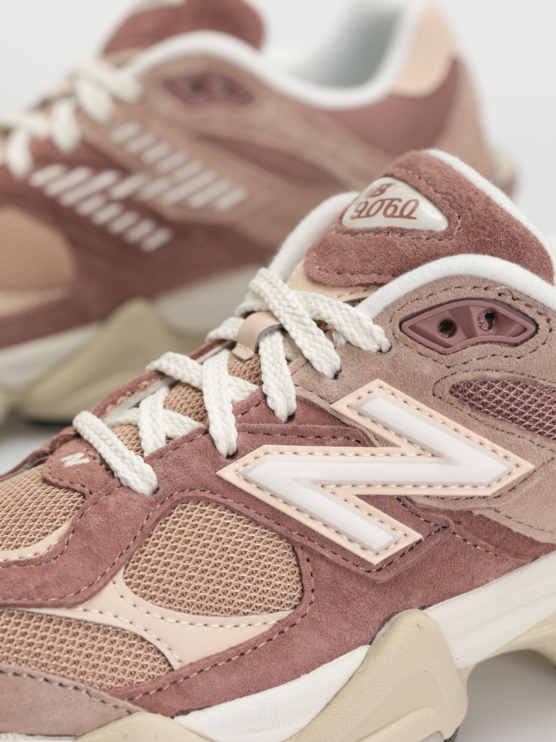 Обувки New Balance 9060 (sparrow)