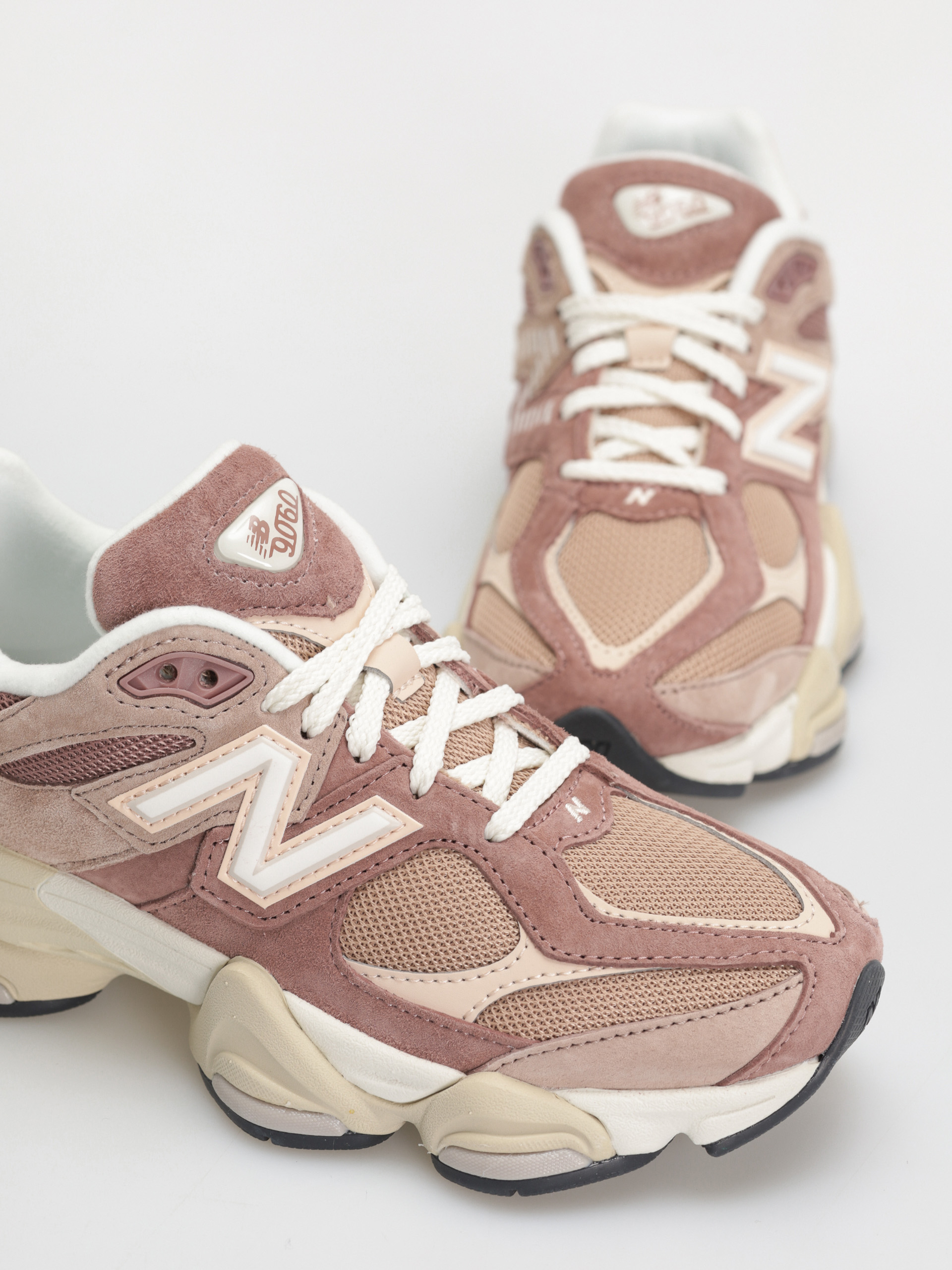 Обувки New Balance 9060 (sparrow)