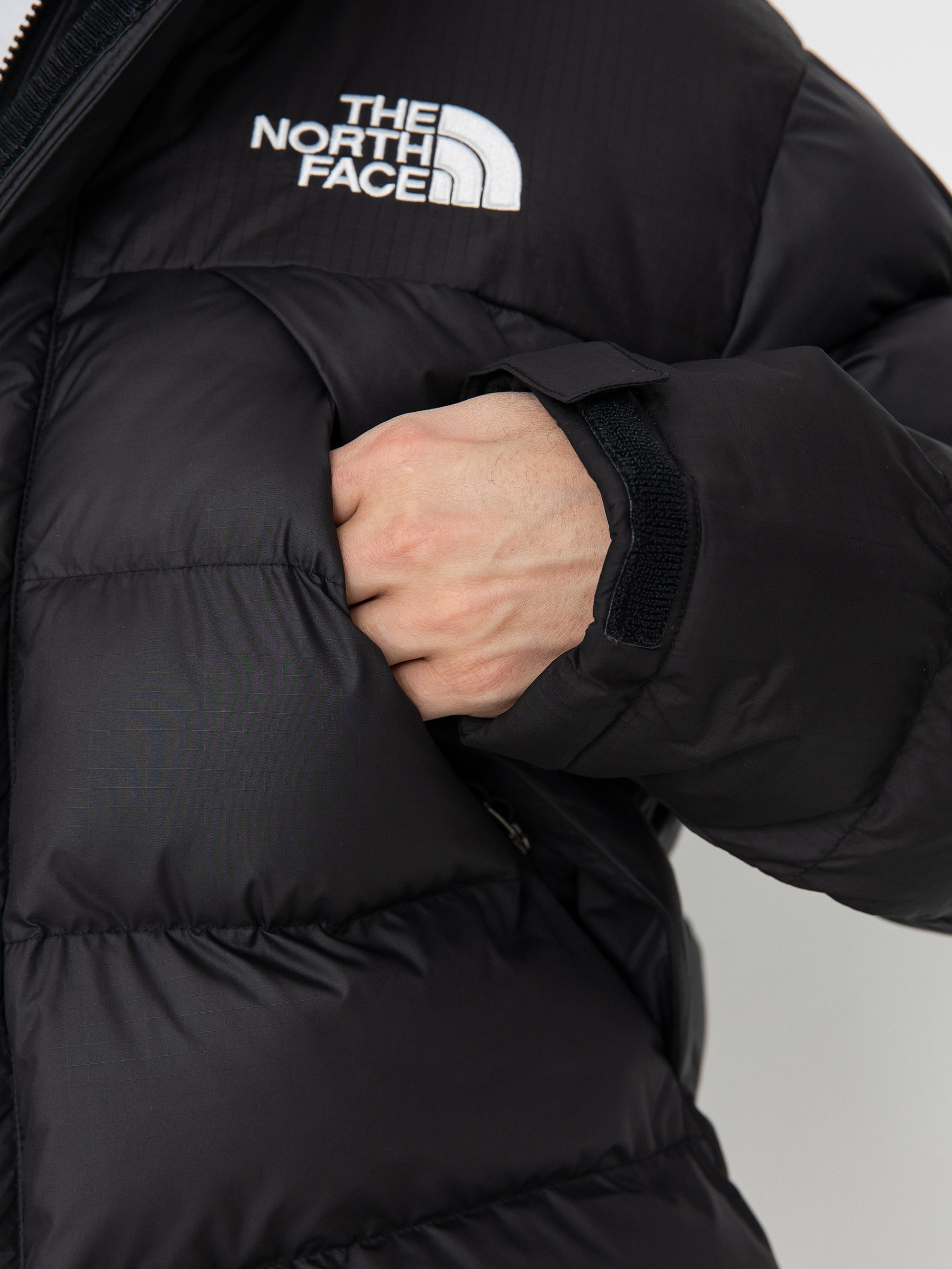 Яке The North Face Limbara Insulated Parka (tnf black)