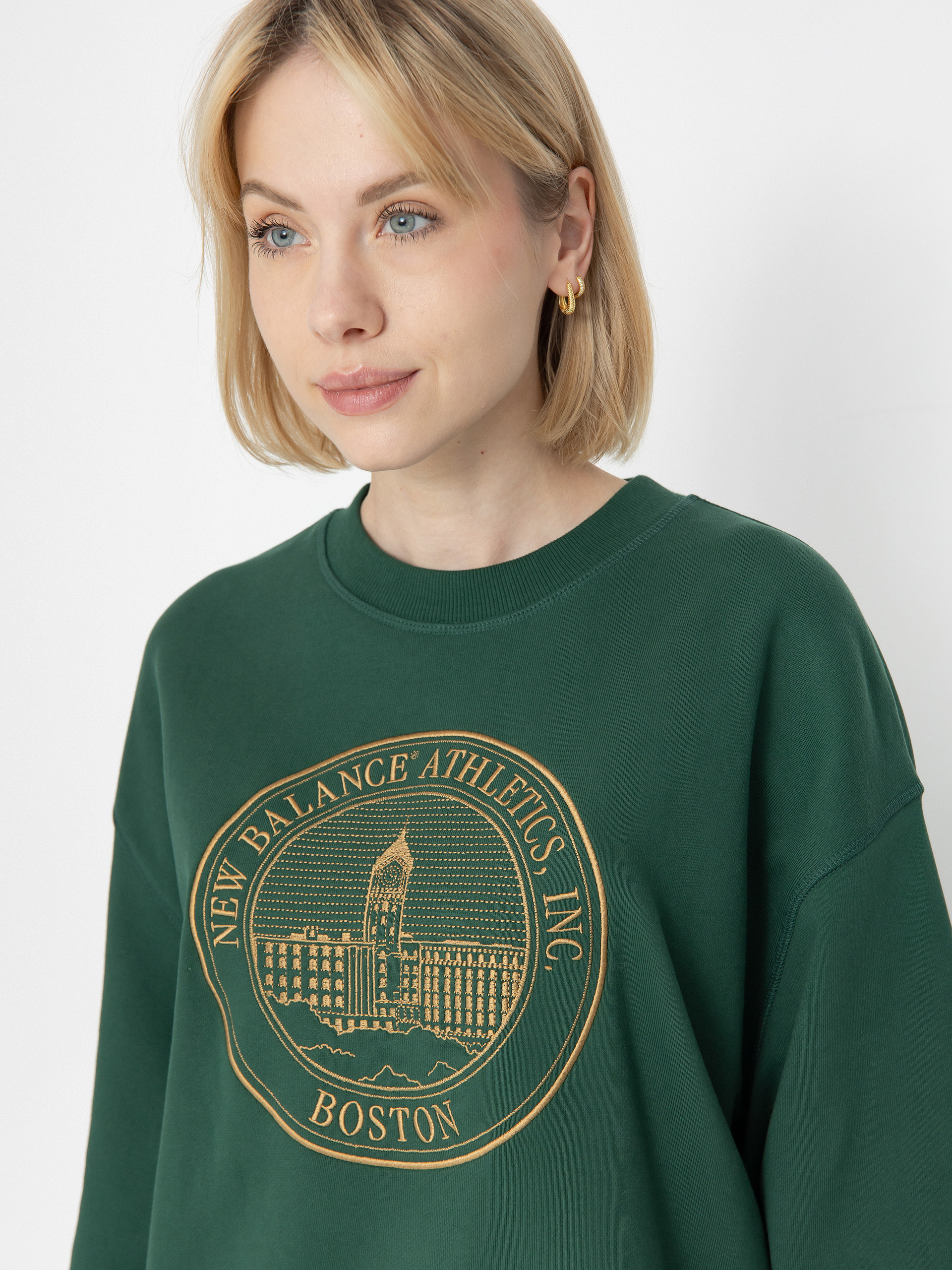 Суитшърт New Balance Athletics French Terry Oversized Crest Crew Wmn (nightwatch green)