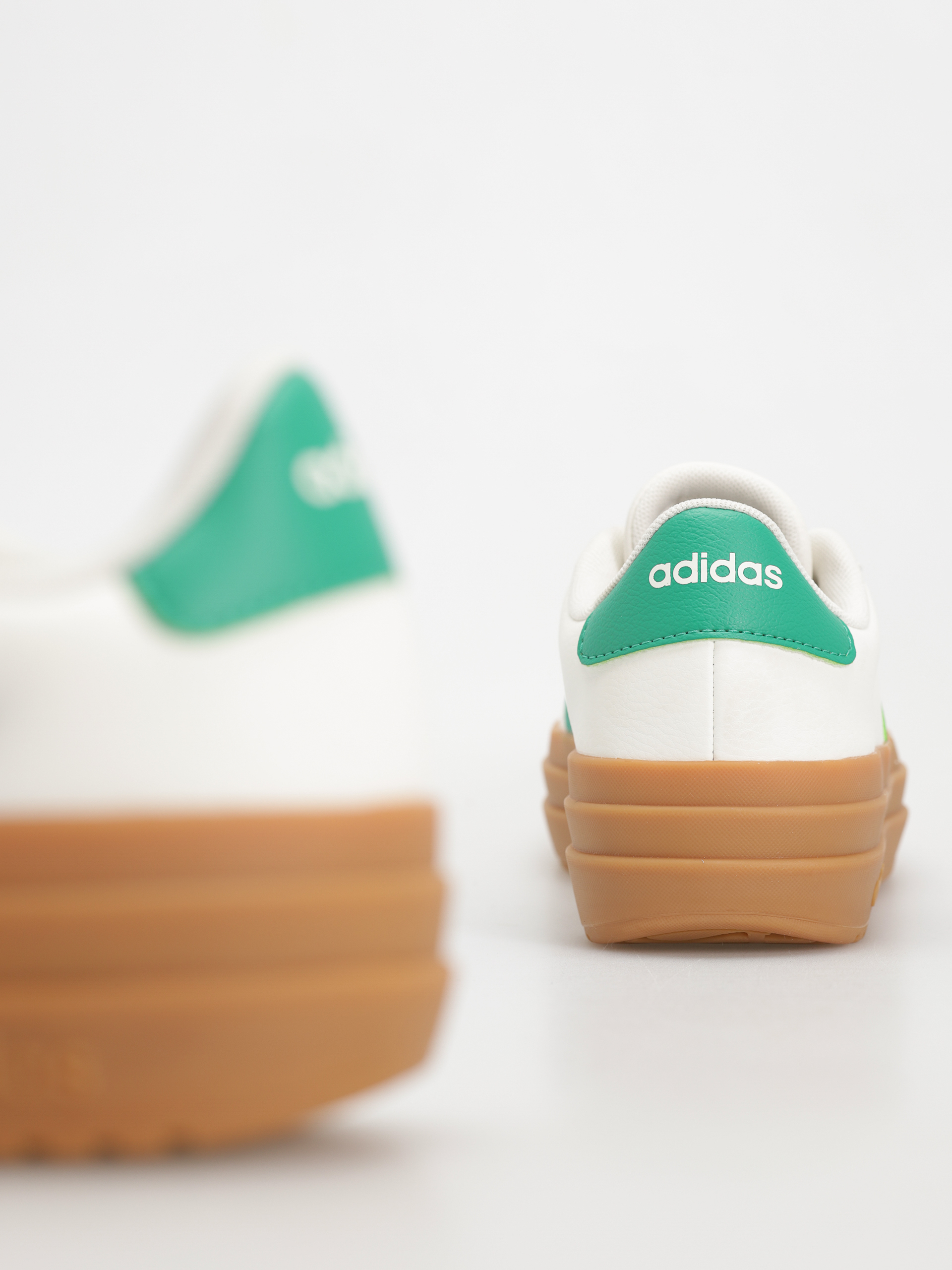 Обувки adidas Vl Court Bold Wmn (cwhite/cougrn/goldmt)