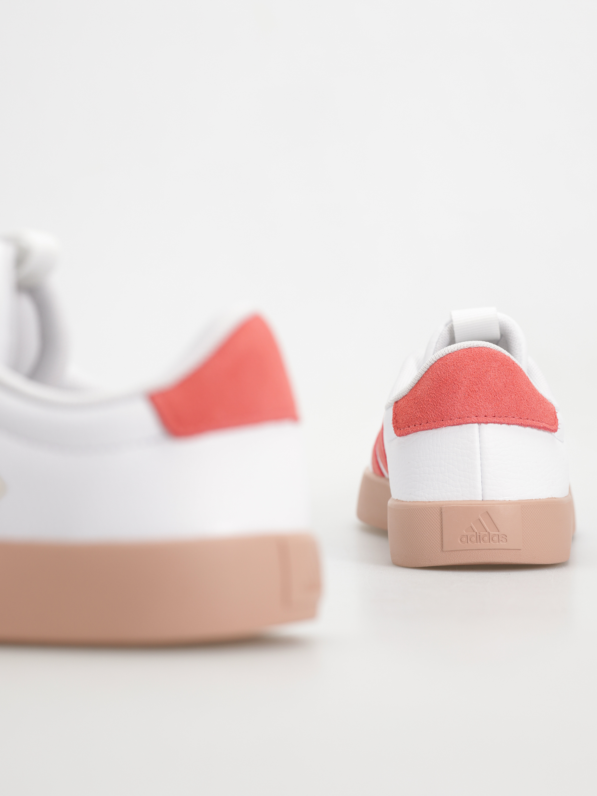 Обувки adidas Vl Court 3.0 Wmn (ftwwht/prelsc/goldmt)