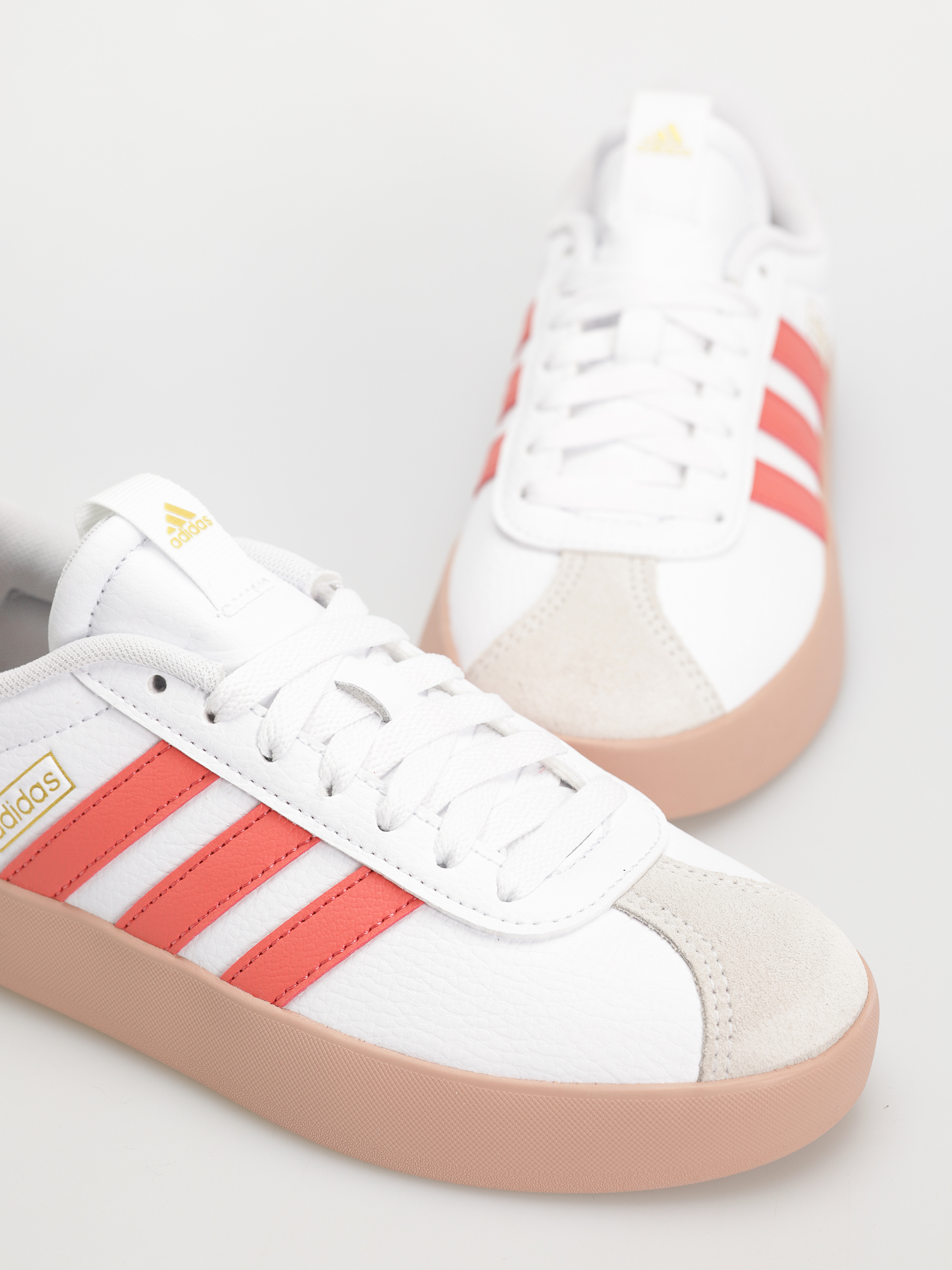 Обувки adidas Vl Court 3.0 Wmn (ftwwht/prelsc/goldmt)