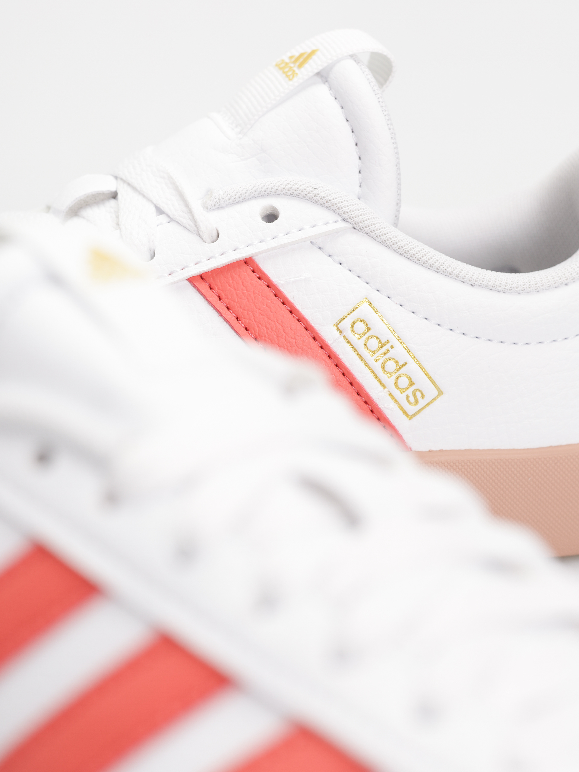 Обувки adidas Vl Court 3.0 Wmn (ftwwht/prelsc/goldmt)