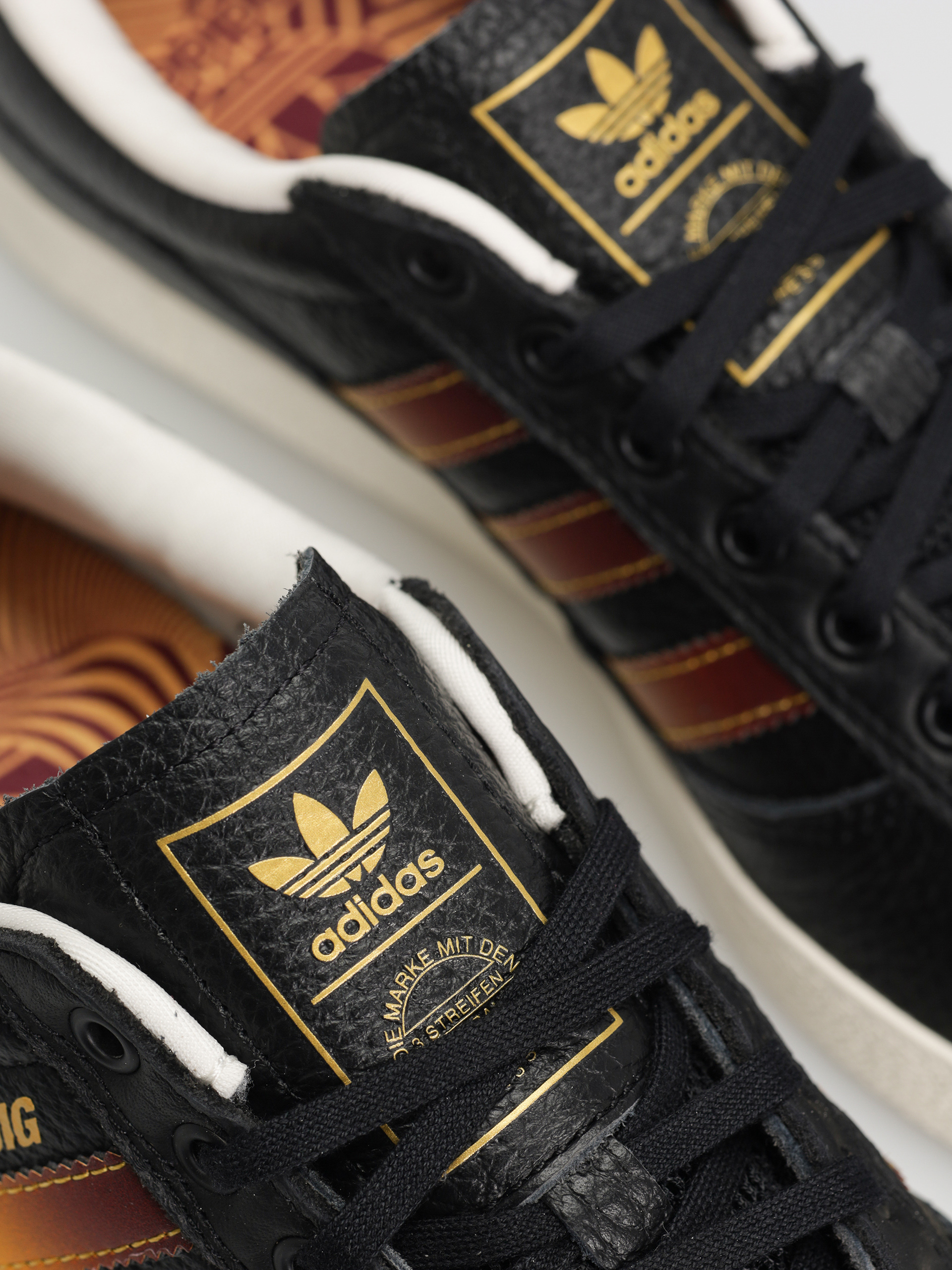 Обувки adidas Puig Indoor (cblack/shared/creyel)